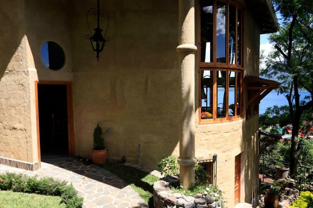 Dramatic new villa, close to center, stunning views! view 3