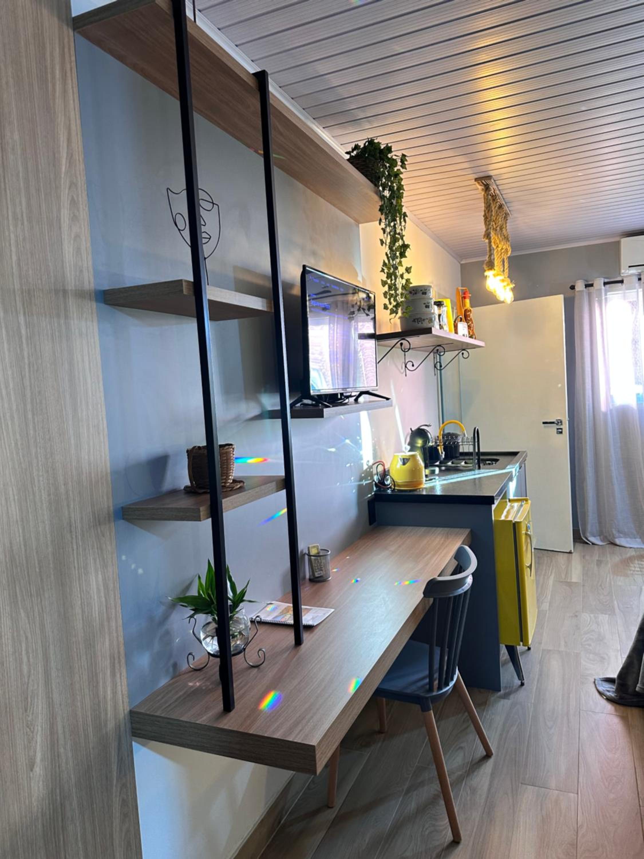 La vita hospedaria studio amarelo