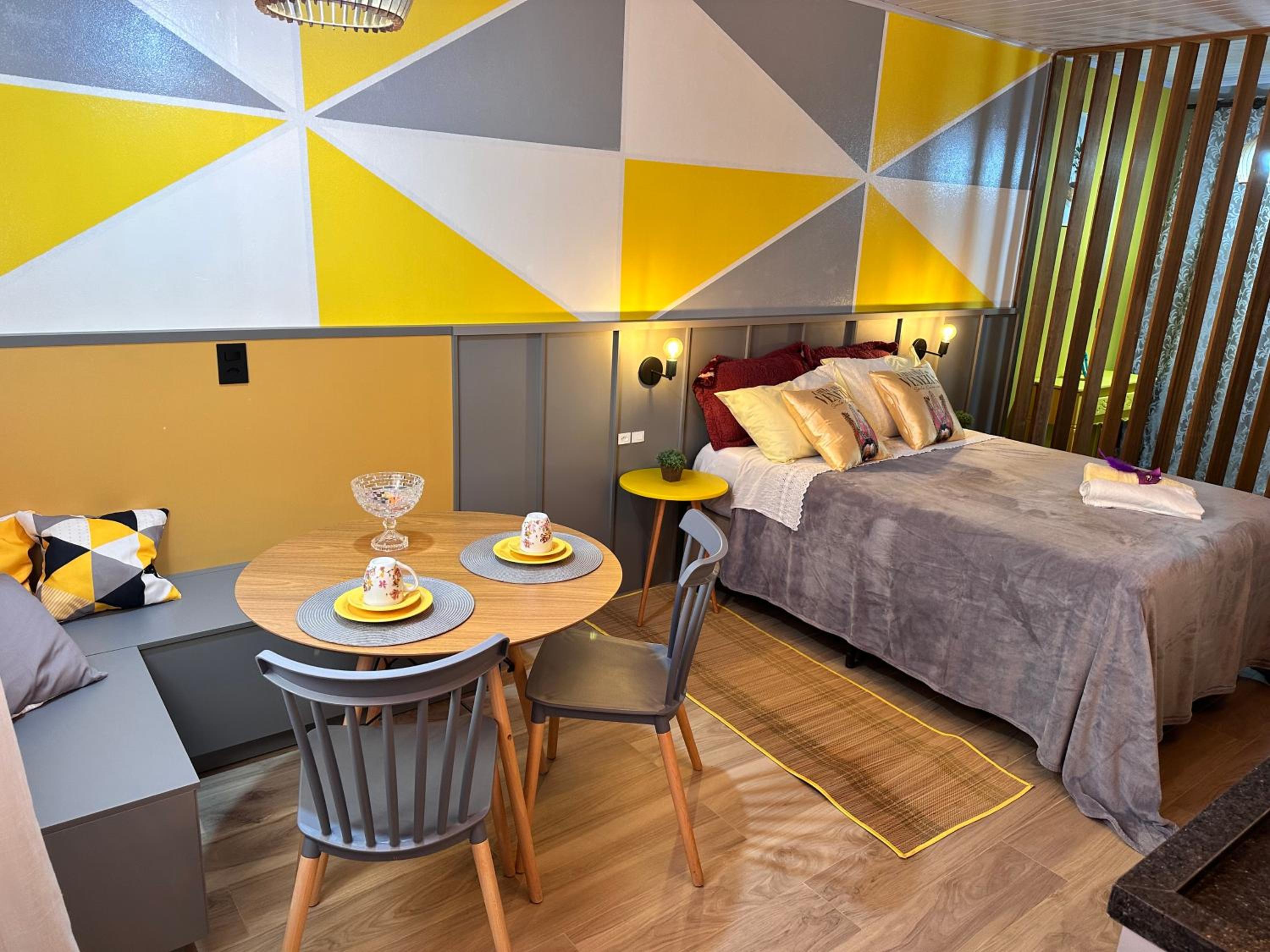 La vita hospedaria studio amarelo