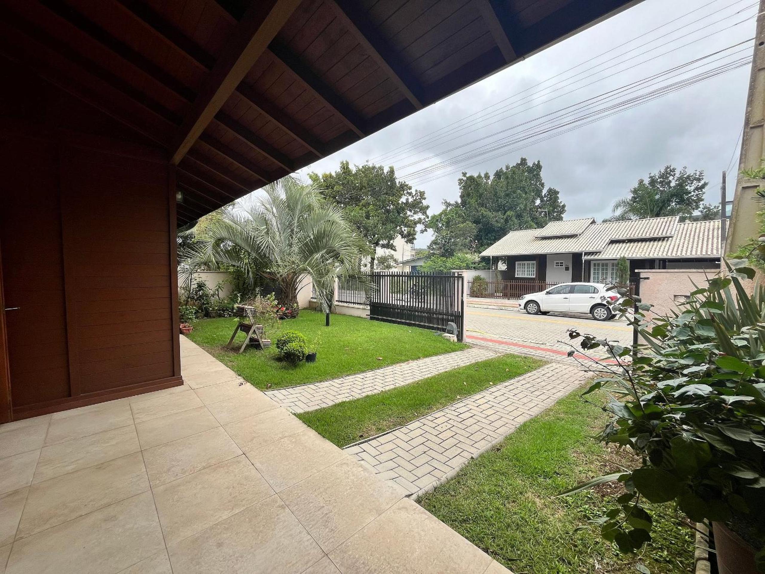 B167 - Casa de Alto Padrão com Piscina Privativa e Espaço Gourmet a 450m do Mar na Praia de Mariscal - Bombinhas-SC