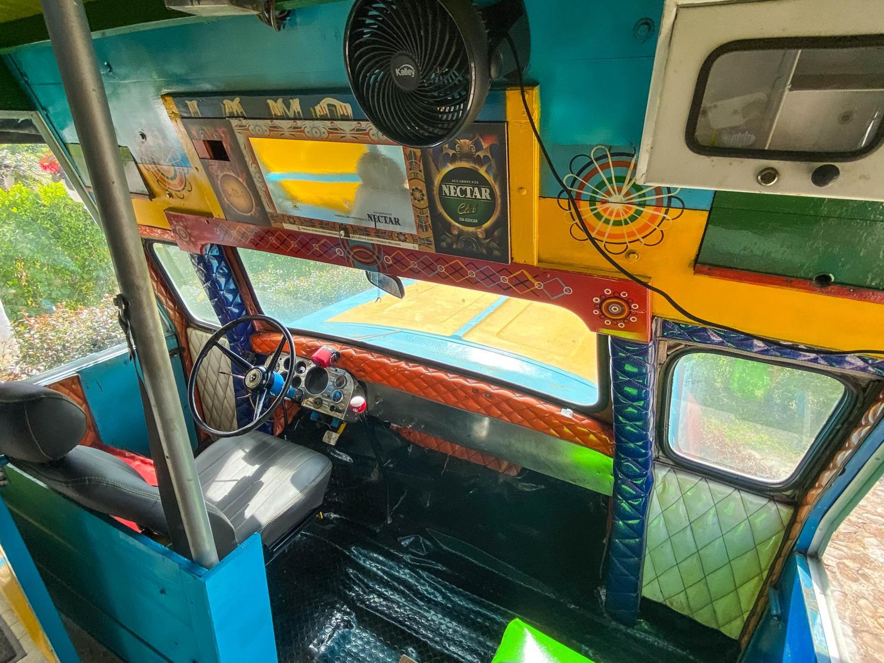 La Querendona - La Chiva un típico autobús Colombiano
