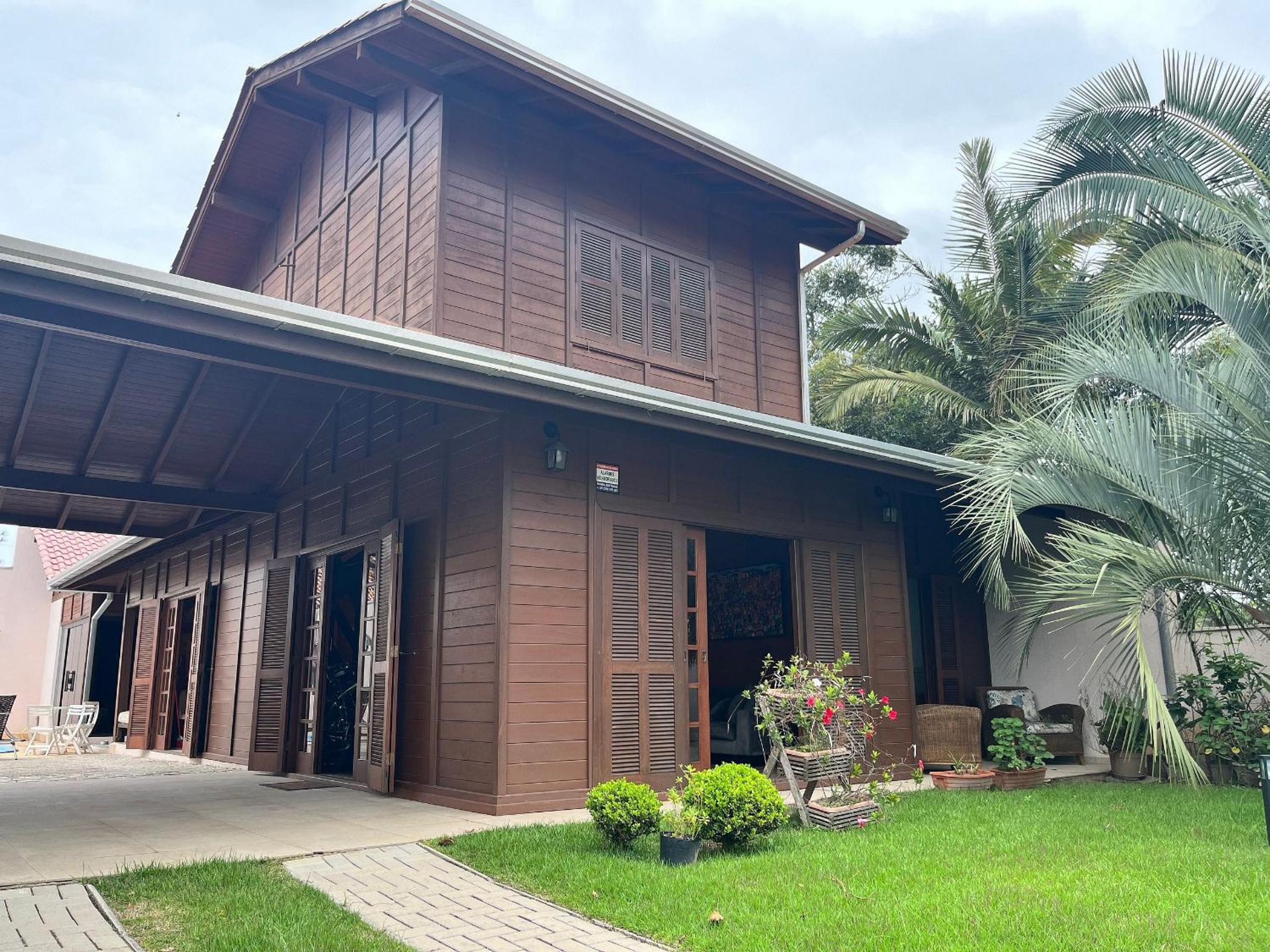 B167 - Casa de Alto Padrão com Piscina Privativa e Espaço Gourmet a 450m do Mar na Praia de Mariscal - Bombinhas-SC