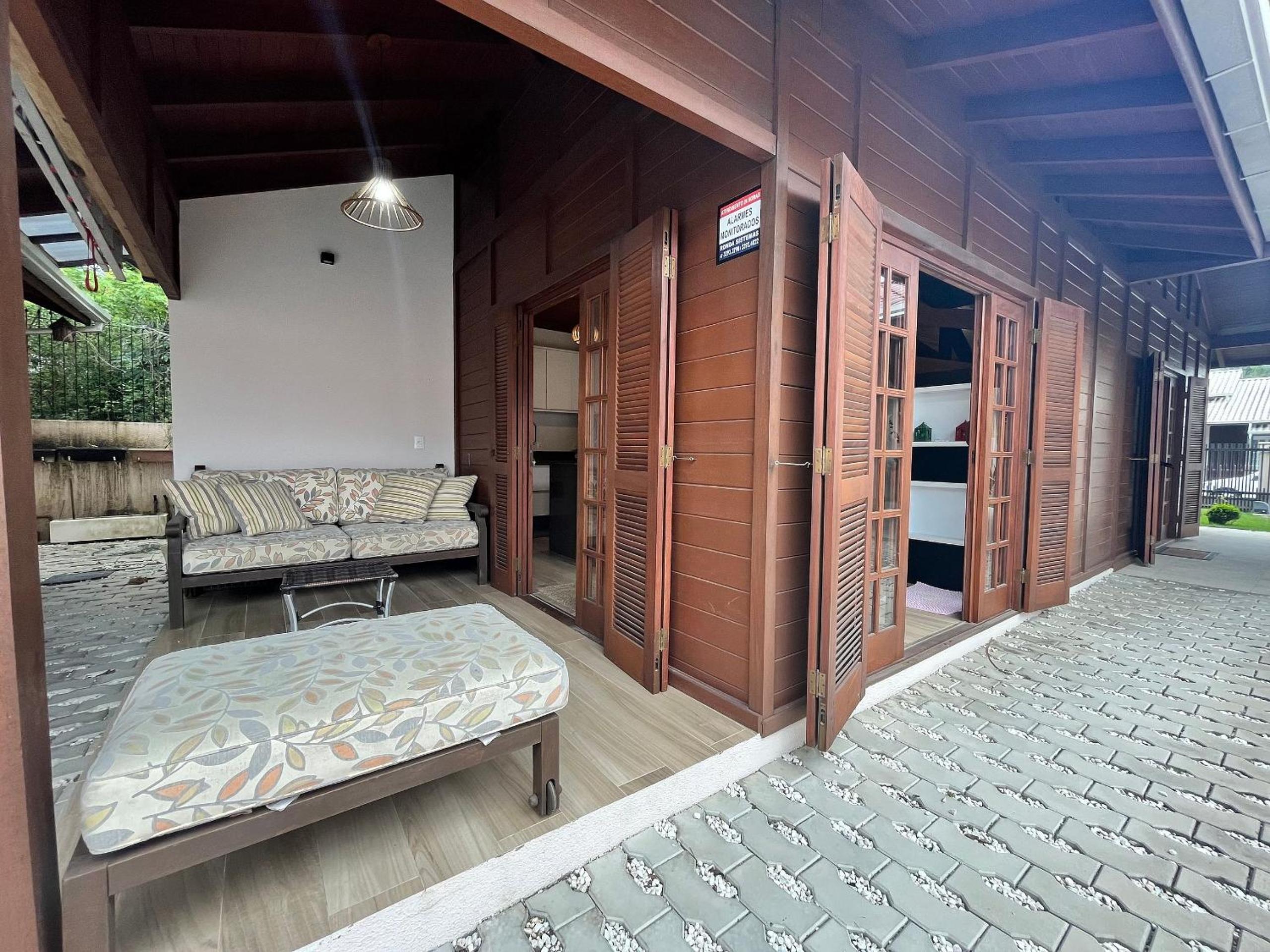 B167 - Casa de Alto Padrão com Piscina Privativa e Espaço Gourmet a 450m do Mar na Praia de Mariscal - Bombinhas-SC