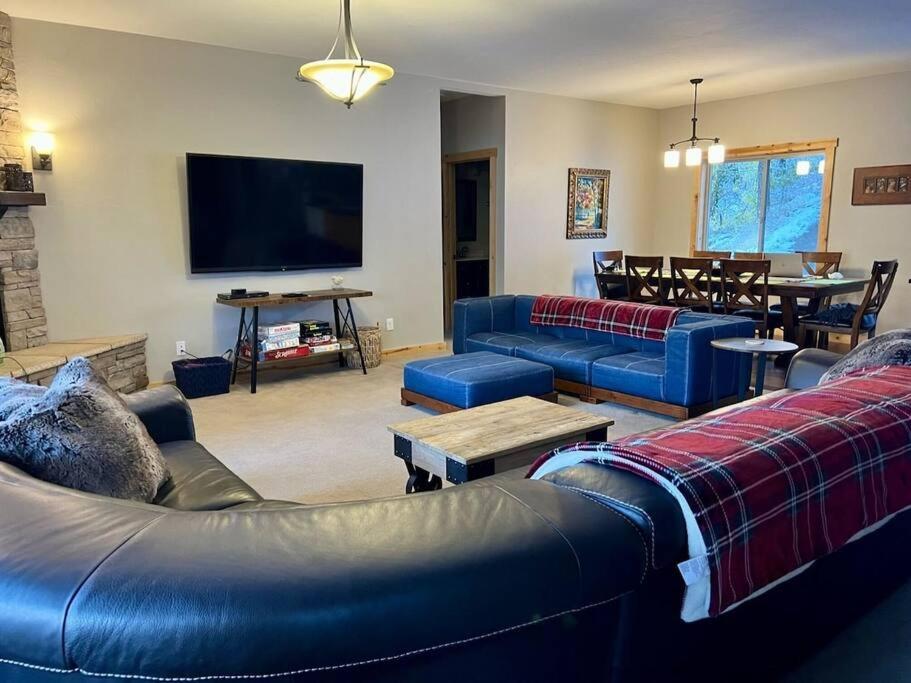 Alpine Lodge - Epic Mountain Views, Hot Tub, 2 Miles to Town view 5