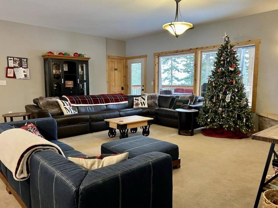 Alpine Lodge - Epic Mountain Views, Hot Tub, 2 Miles to Town view 2