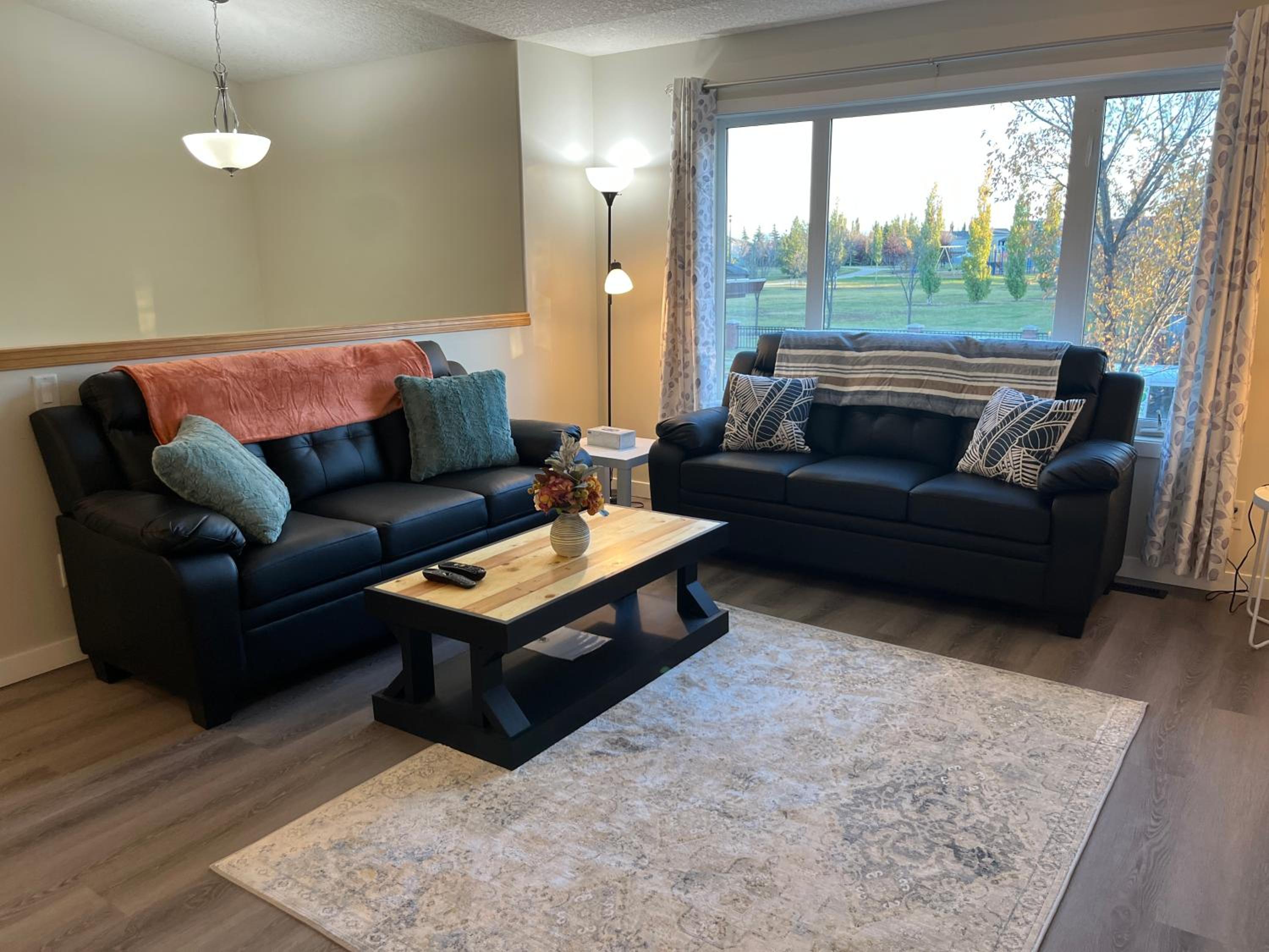 Park View Paradise - Big, Bright, Modern, Fully Stocked