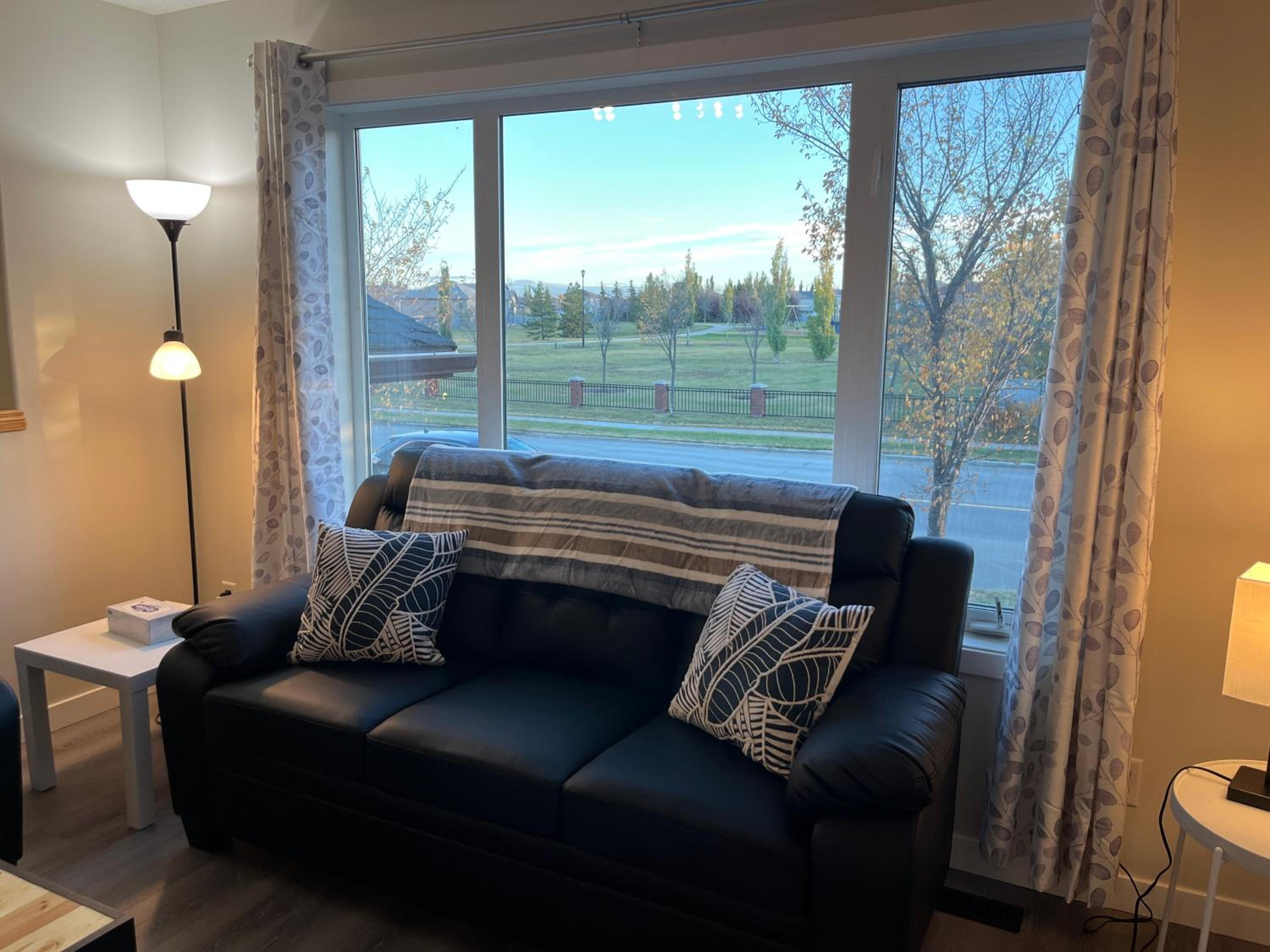 Park View Paradise - Big, Bright, Modern, Fully Stocked