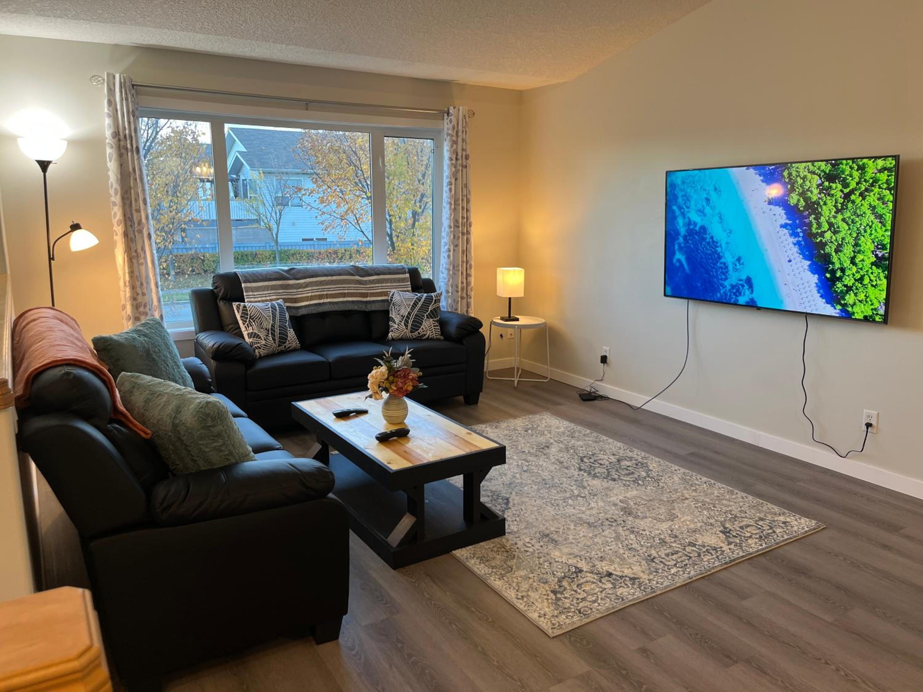 Park View Paradise - Big, Bright, Modern, Fully Stocked