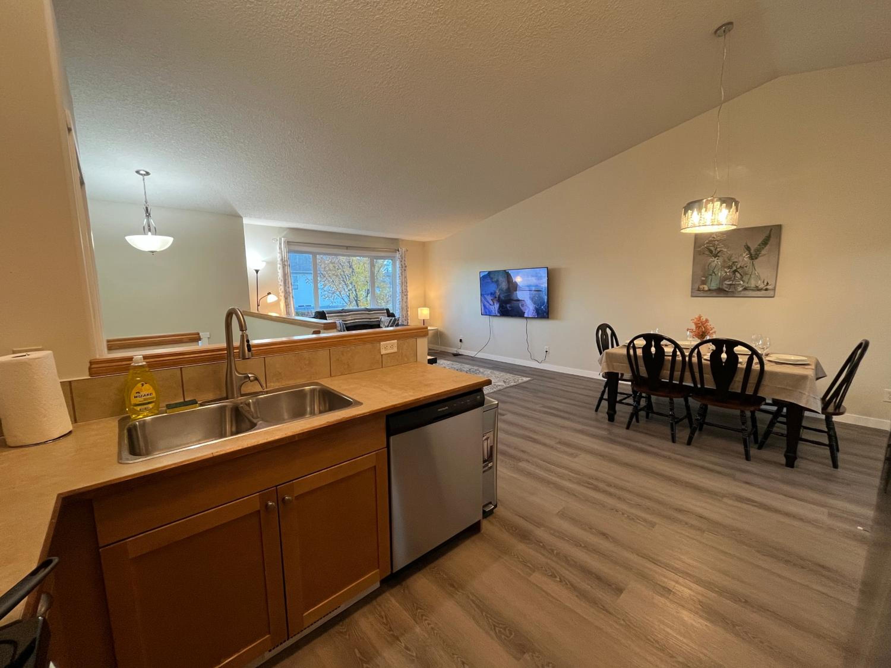 Park View Paradise - Big, Bright, Modern, Fully Stocked