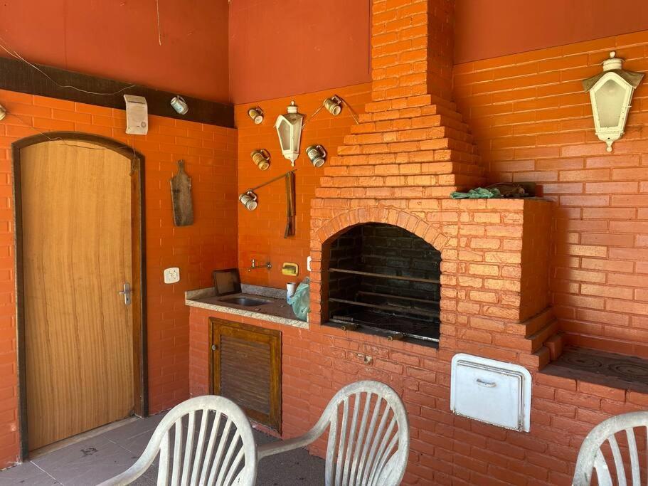 Casa com piscina e área gourmet externa