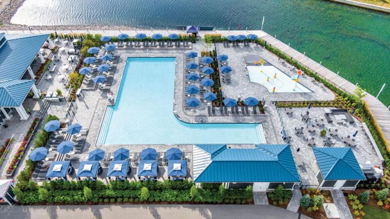 Beautiful Condo, 2 Bedrooms and a Den in Friday Harbour Resort!