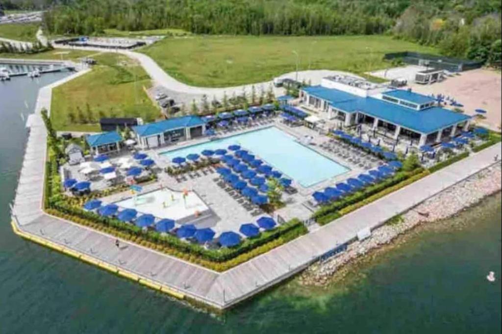 Beautiful Condo, 2 Bedrooms and a Den in Friday Harbour Resort!