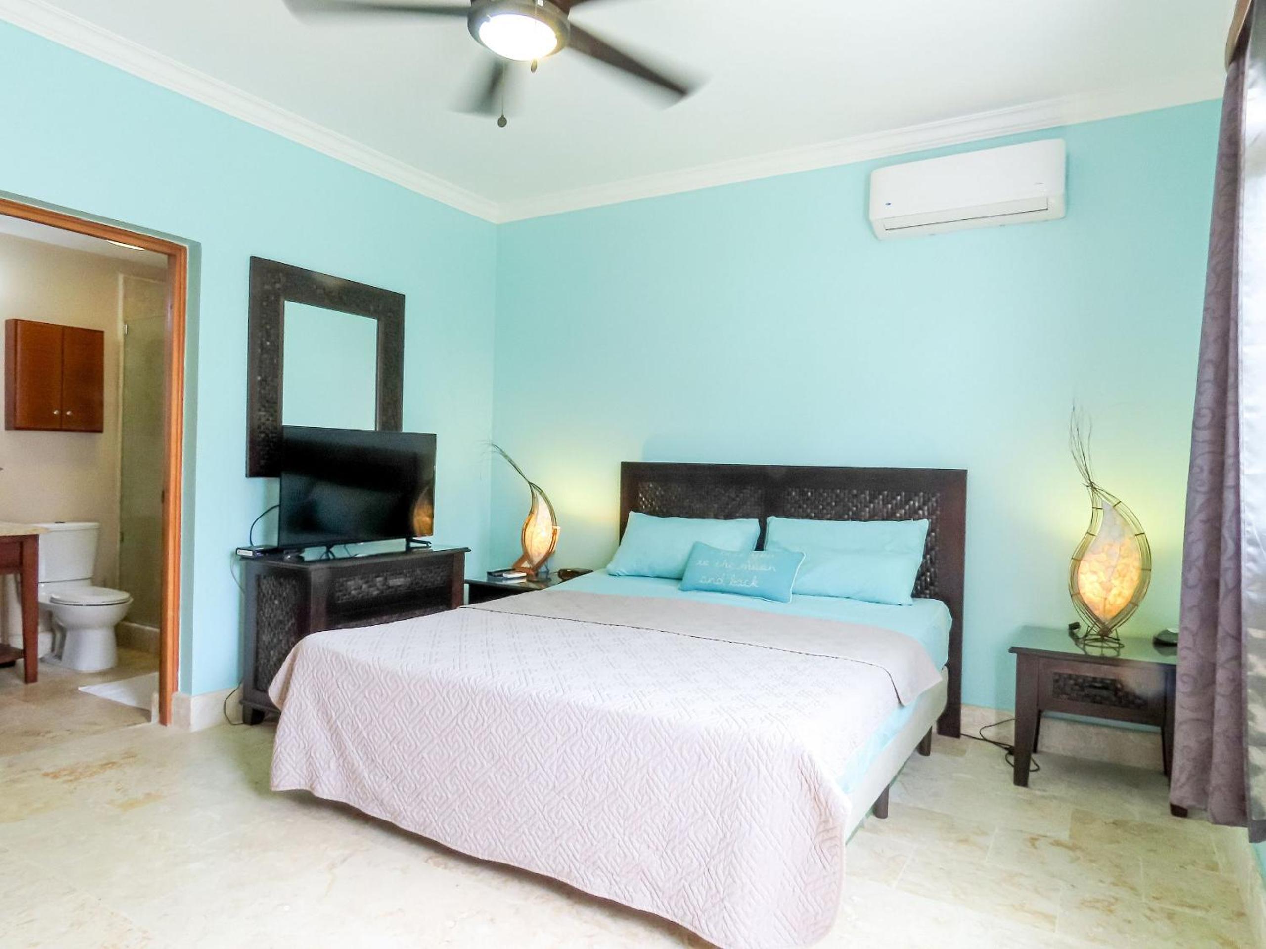 Steps from the beach, 2 bedrooms, 50mbps internet. view 2