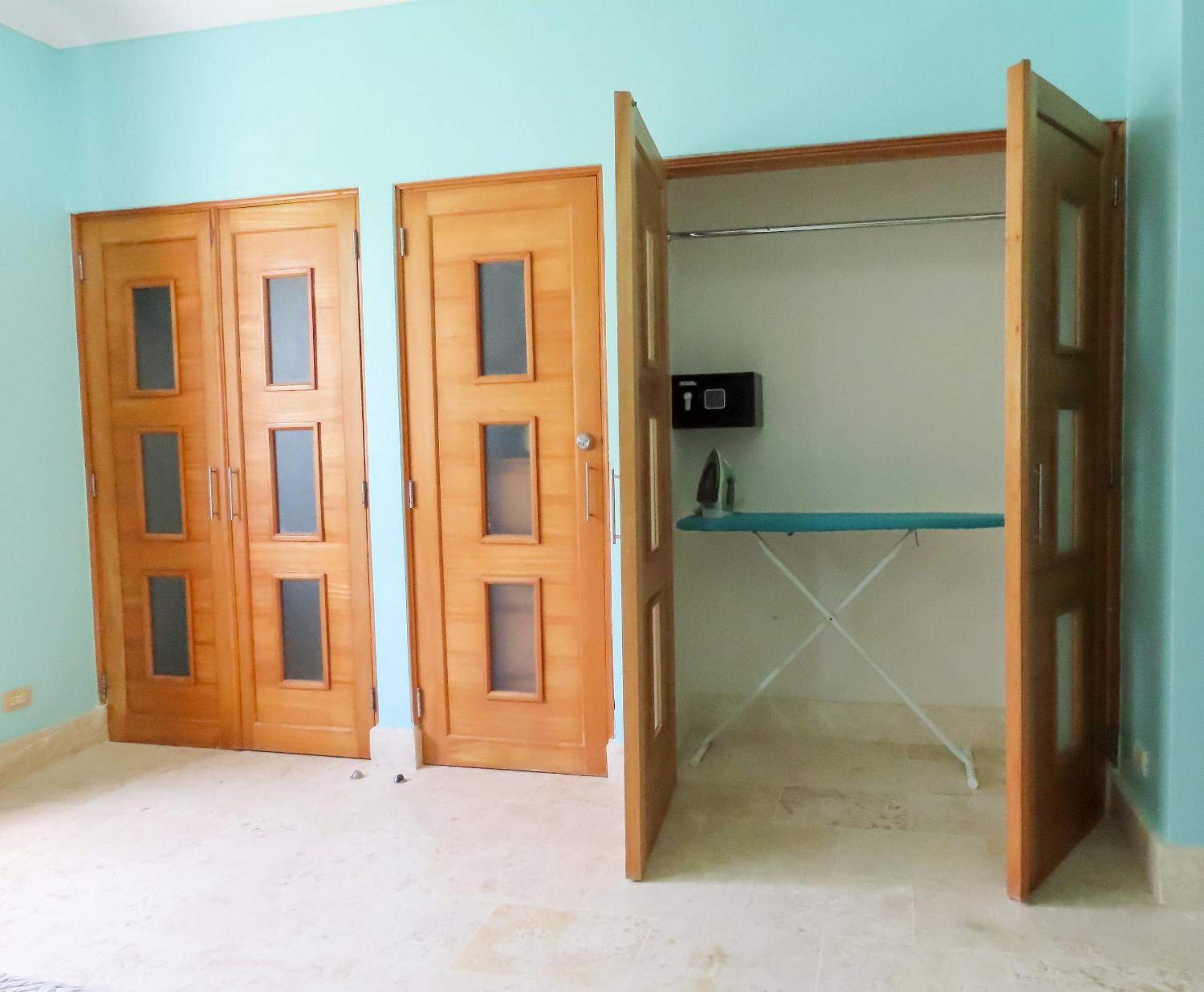 Steps from the beach, 2 bedrooms, 50mbps internet. view 3