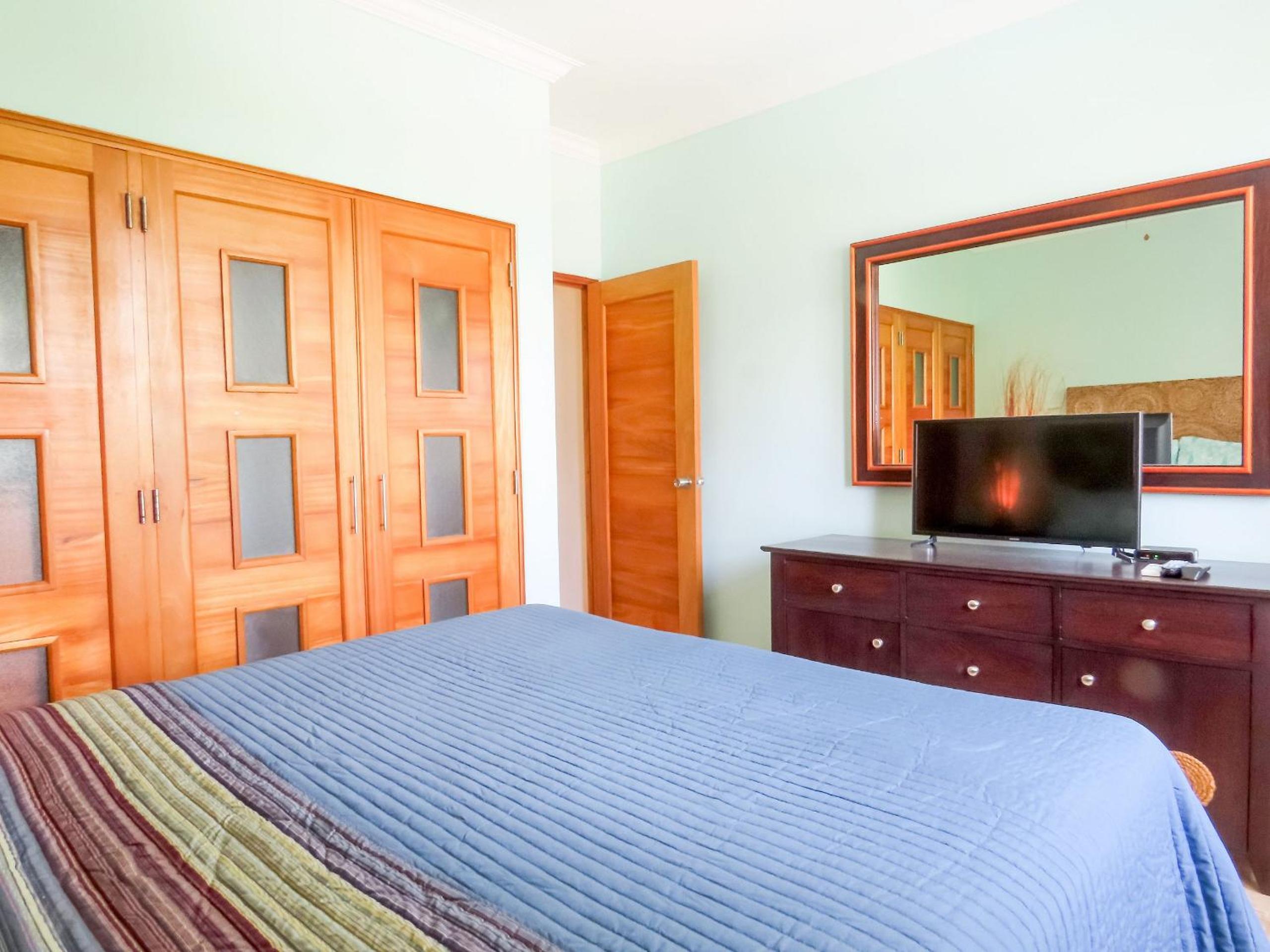 Steps from the beach, 2 bedrooms, 50mbps internet. view 4