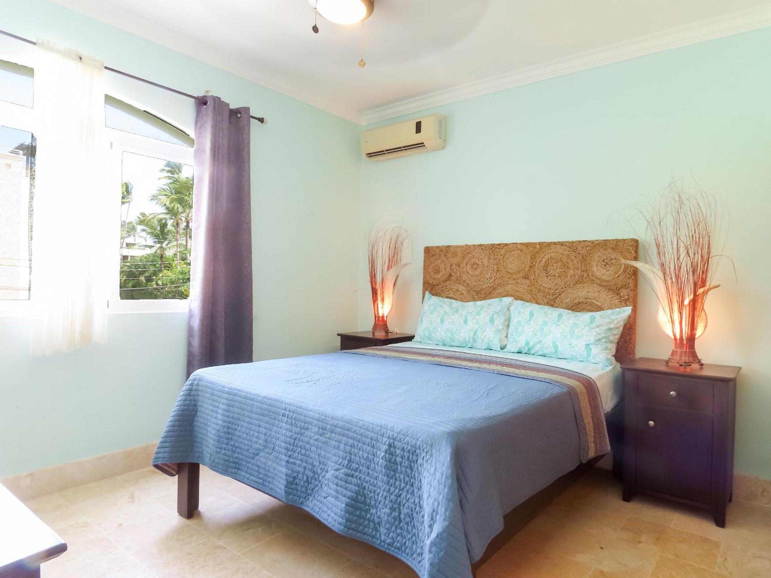 Steps from the beach, 2 bedrooms, 50mbps internet. view 5