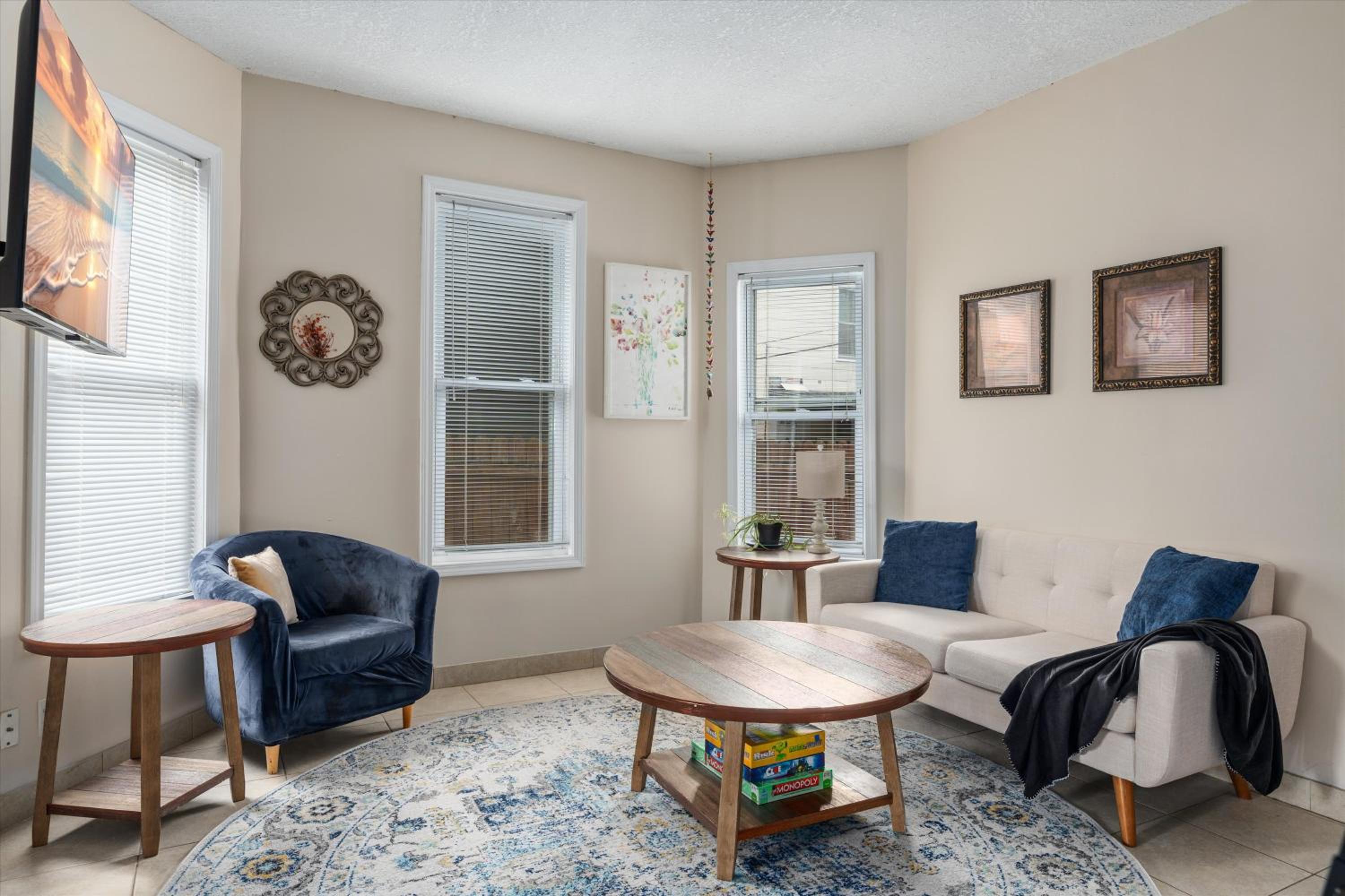 4BR Home Near Downtown Sleeps 10 - Tulip House view 2