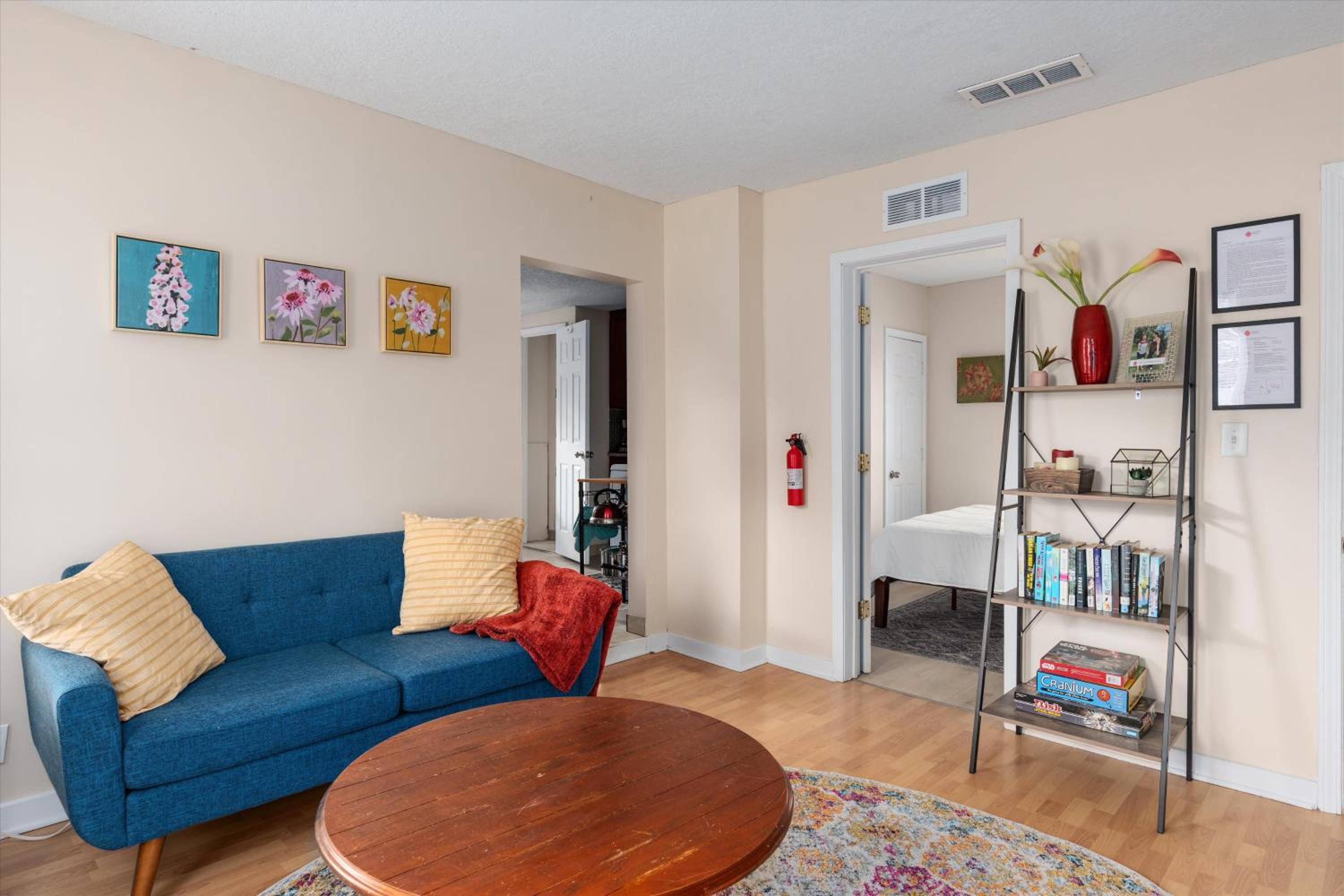 4BR Home Near Downtown Sleeps 10 - Tulip House view 5
