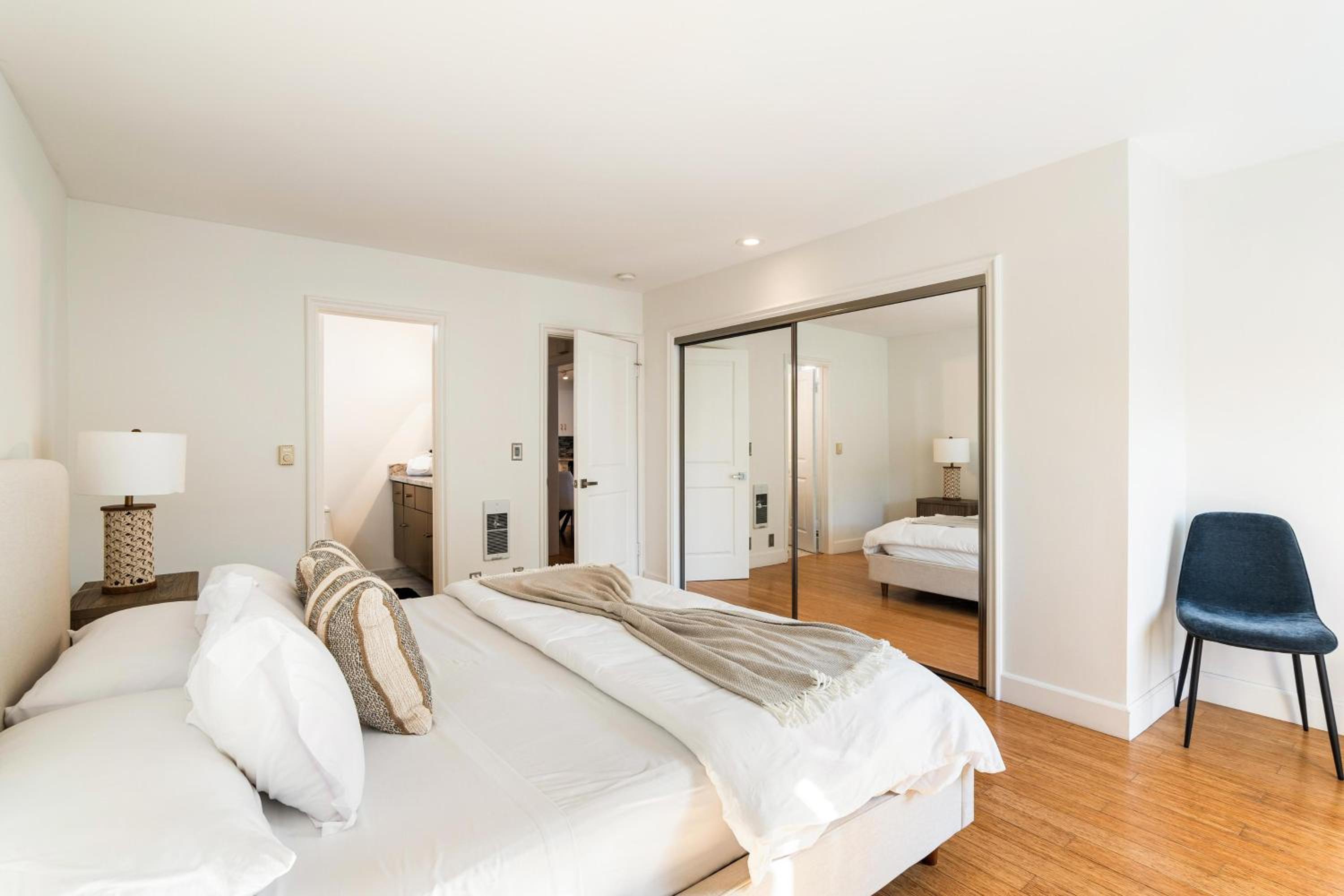 Los Angeles Vacations - Beachfront Bliss Spacious 2BR Apt In Santa Monica - Property Image 24