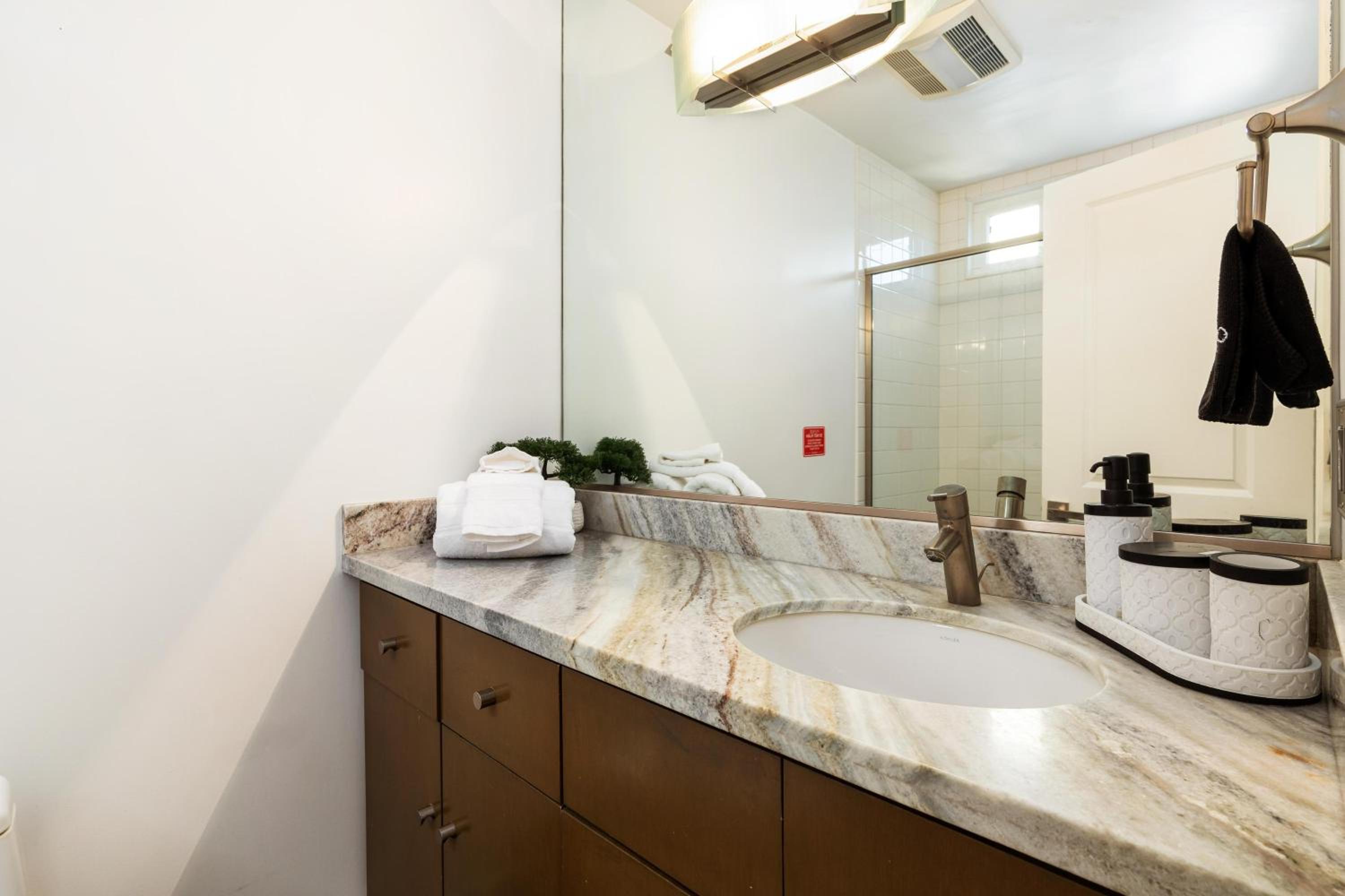 Los Angeles Vacations - Beachfront Bliss Spacious 2BR Apt In Santa Monica - Property Image 27