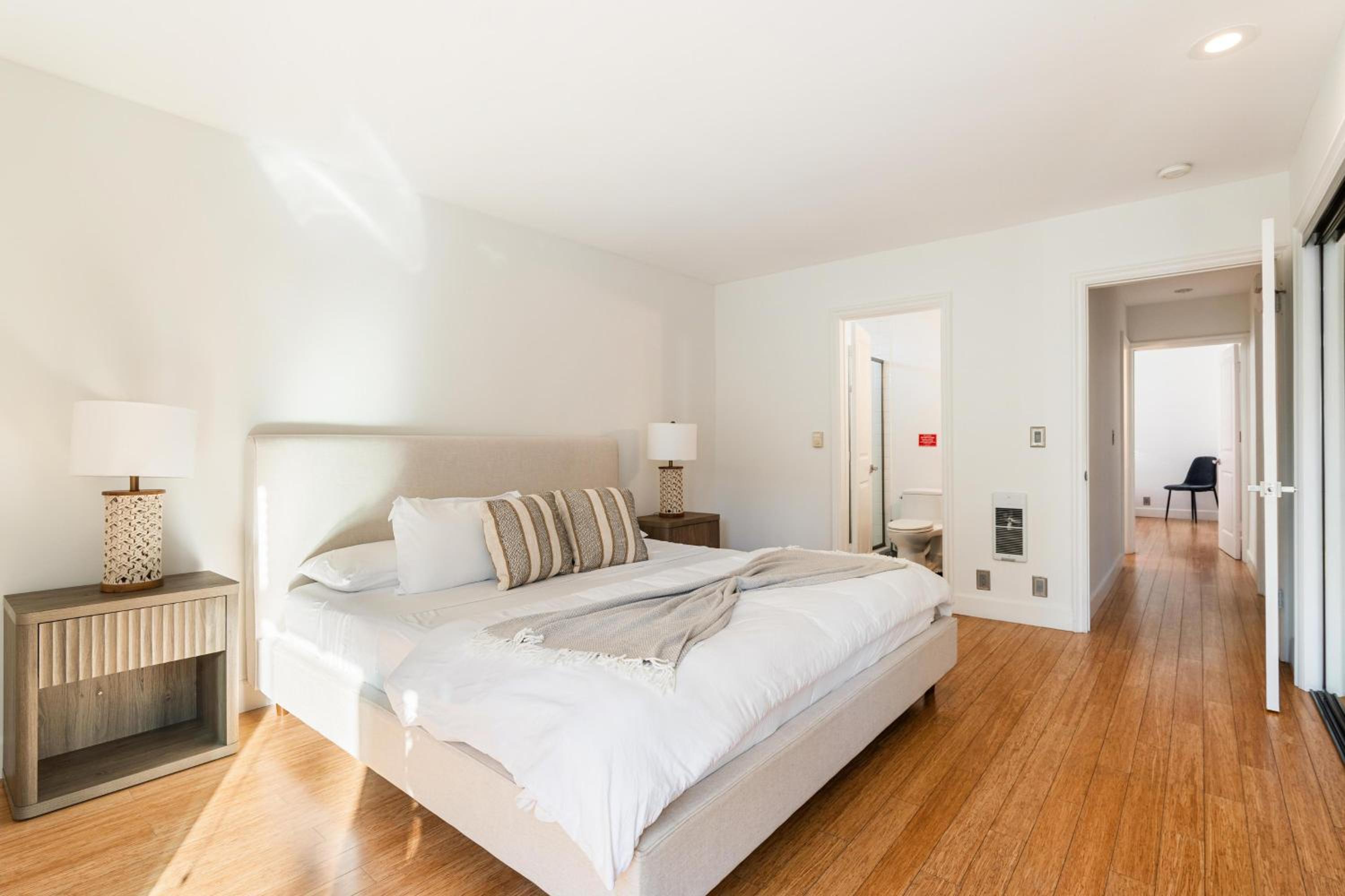 Los Angeles Vacations - Beachfront Bliss Spacious 2BR Apt In Santa Monica - Property Image 23