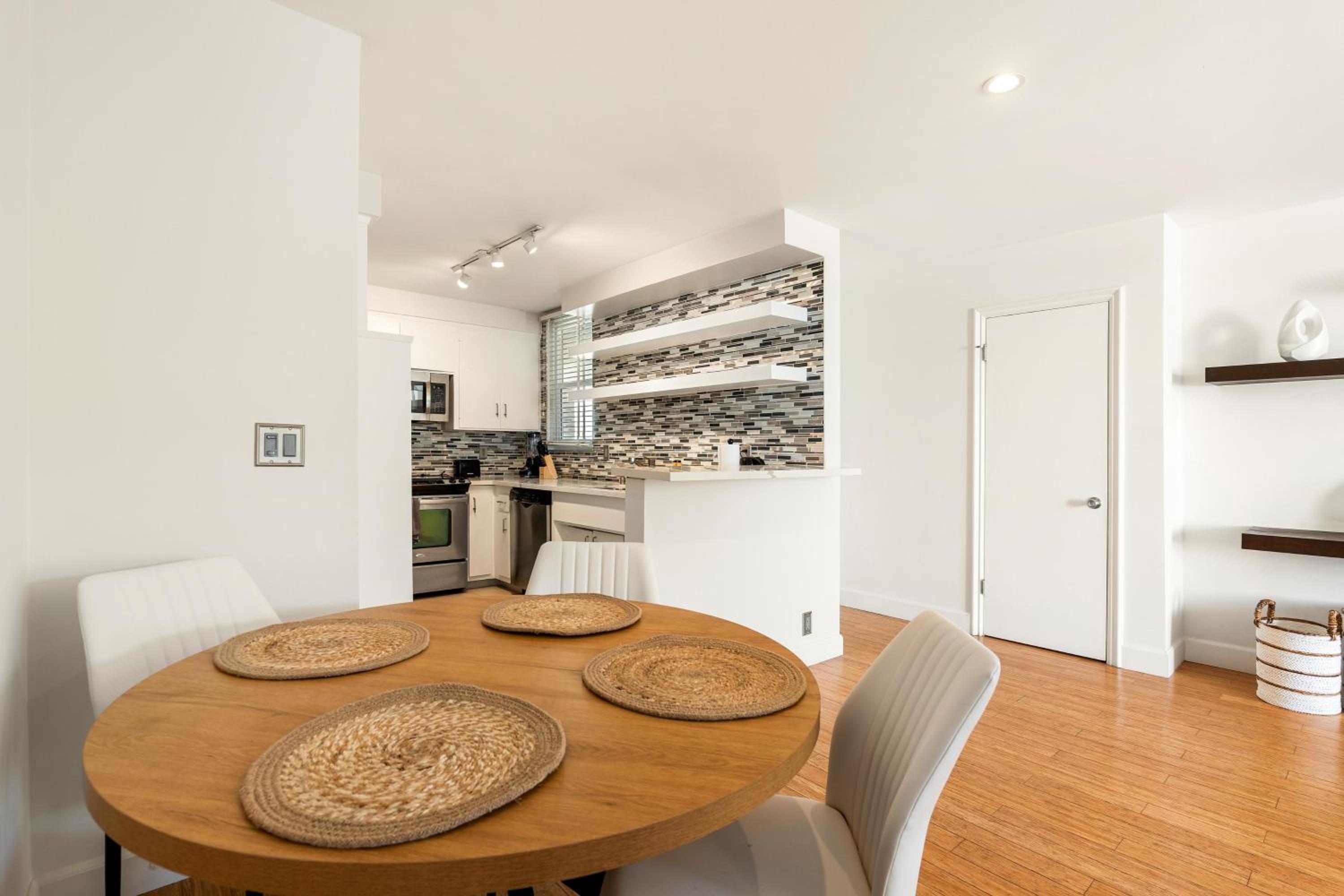 Los Angeles Vacations - Beachfront Bliss Spacious 2BR Apt In Santa Monica - Property Image 33