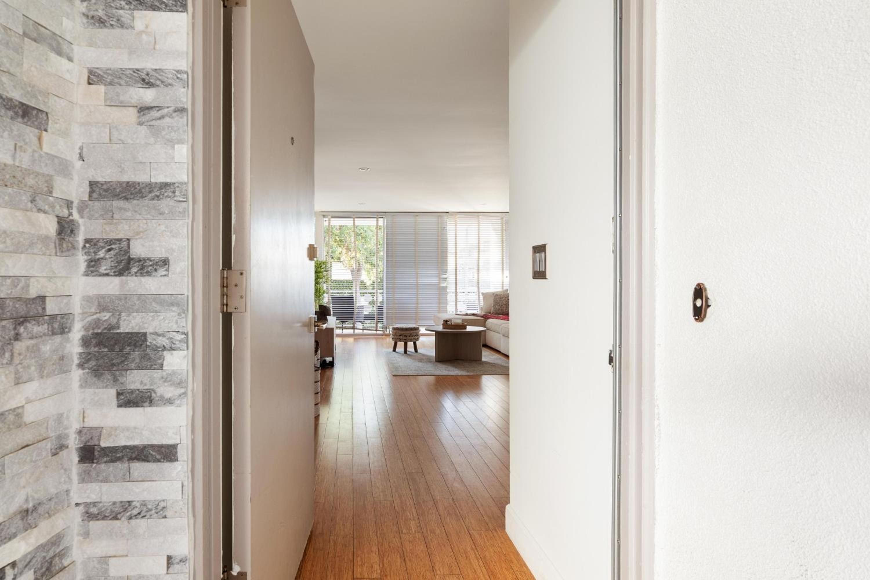 Los Angeles Vacations - Beachfront Bliss Spacious 2BR Apt In Santa Monica - Property Image 4