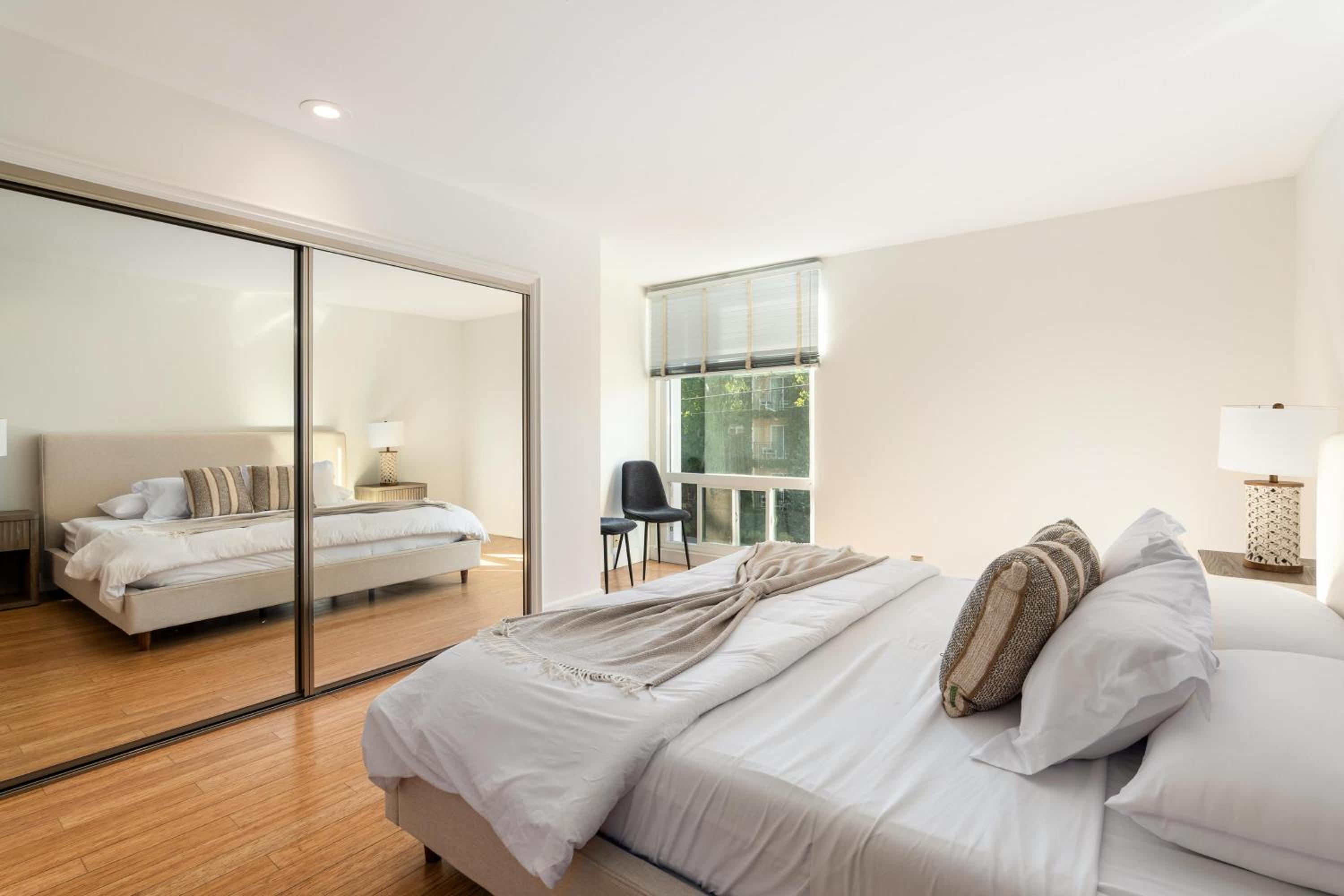 Los Angeles Vacations - Beachfront Bliss Spacious 2BR Apt In Santa Monica - Property Image 25