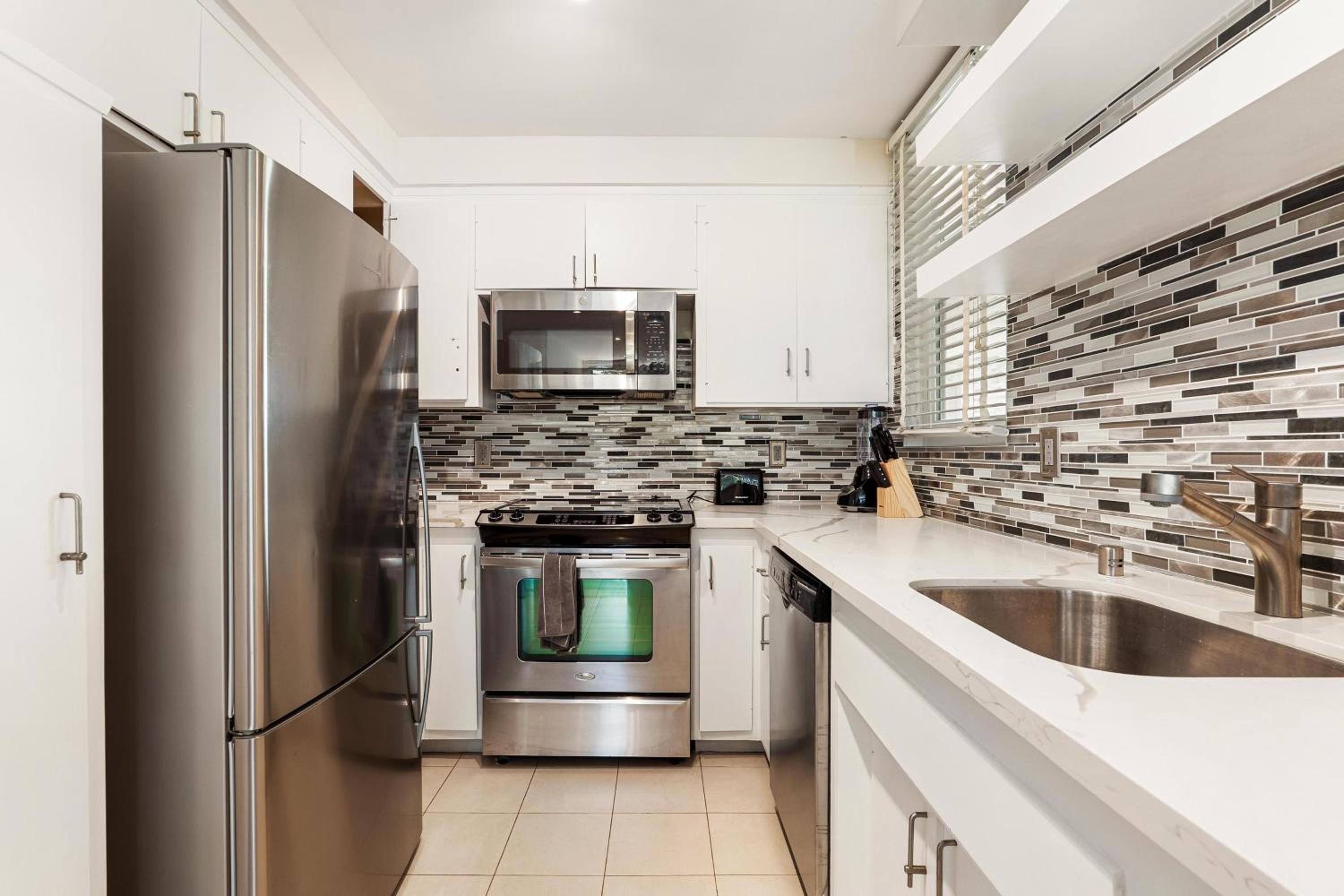 Los Angeles Vacations - Beachfront Bliss Spacious 2BR Apt In Santa Monica - Property Image 34