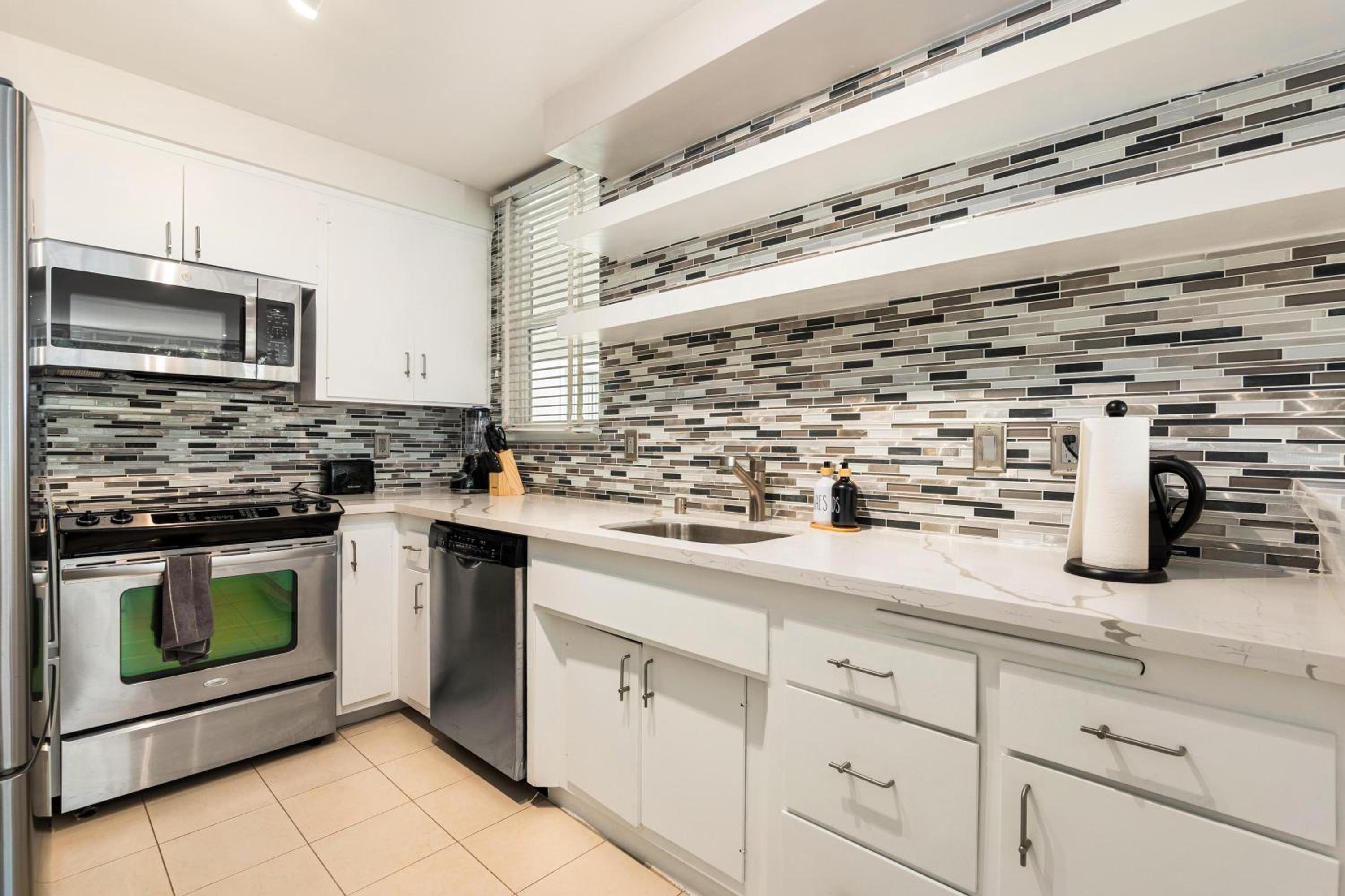 Los Angeles Vacations - Beachfront Bliss Spacious 2BR Apt In Santa Monica - Property Image 2