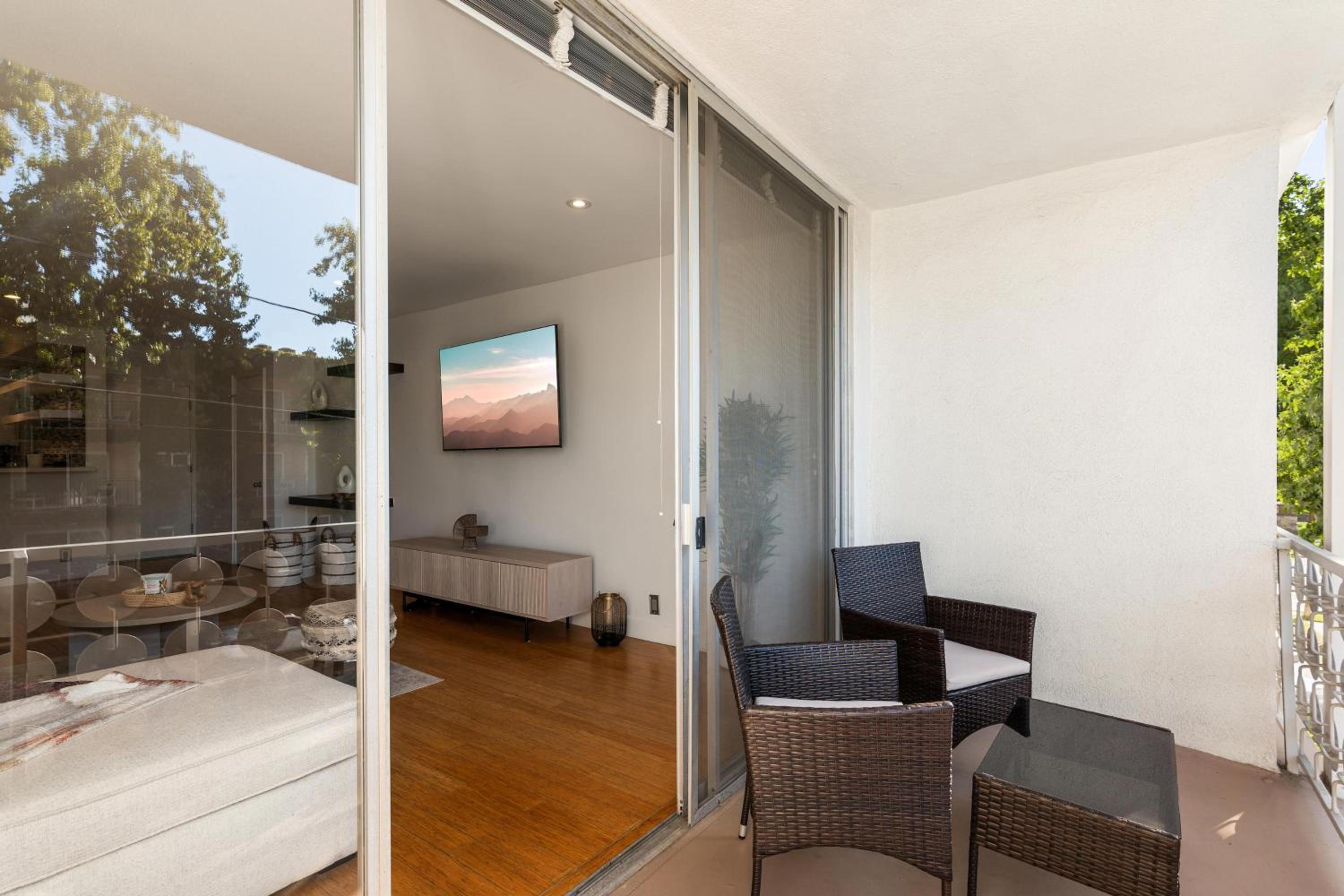 Los Angeles Vacations - Beachfront Bliss Spacious 2BR Apt In Santa Monica - Property Image 5
