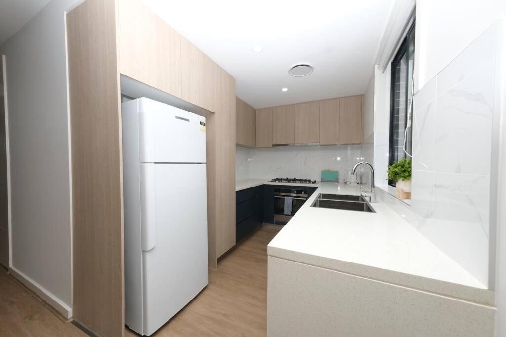 Spacious 4Bed House in Box Hill