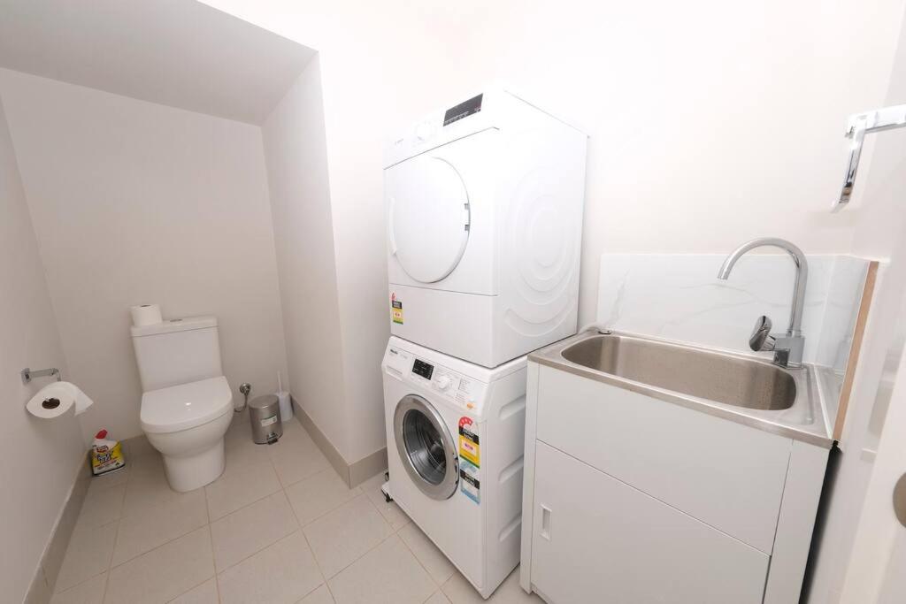 Spacious 4Bed House in Box Hill