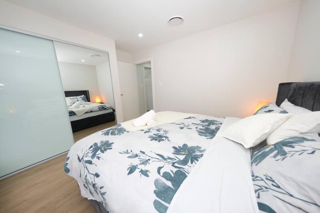 Spacious 4Bed House in Box Hill