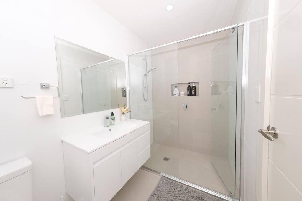 Spacious 4Bed House in Box Hill