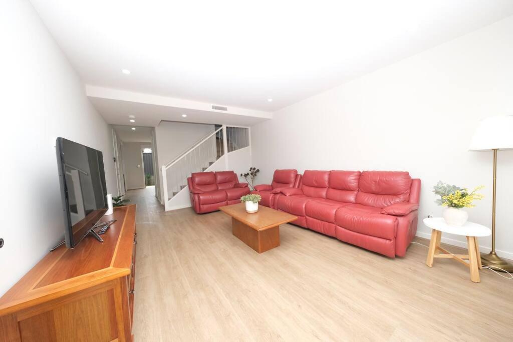 Spacious 4Bed House in Box Hill