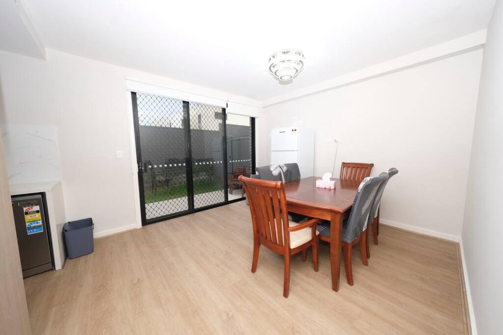 Spacious 4Bed House in Box Hill