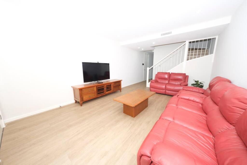 Spacious 4Bed House in Box Hill