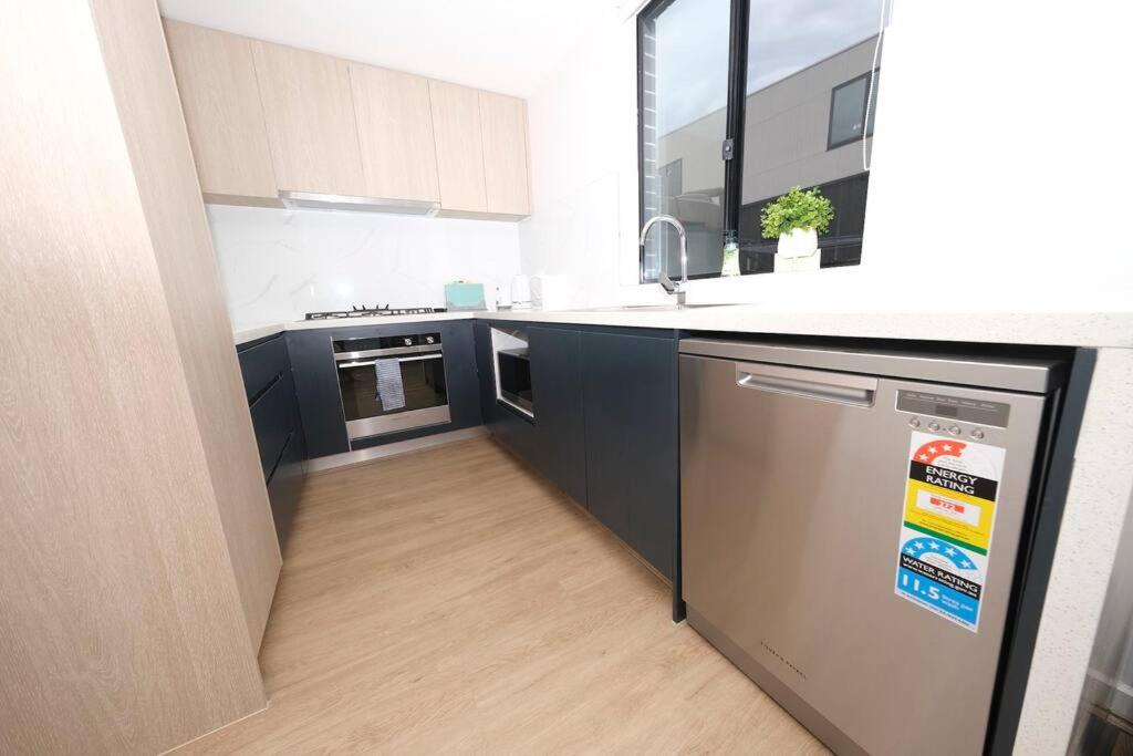 Spacious 4Bed House in Box Hill