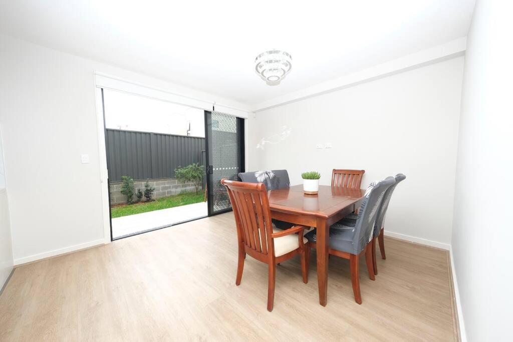 Spacious 4Bed House in Box Hill