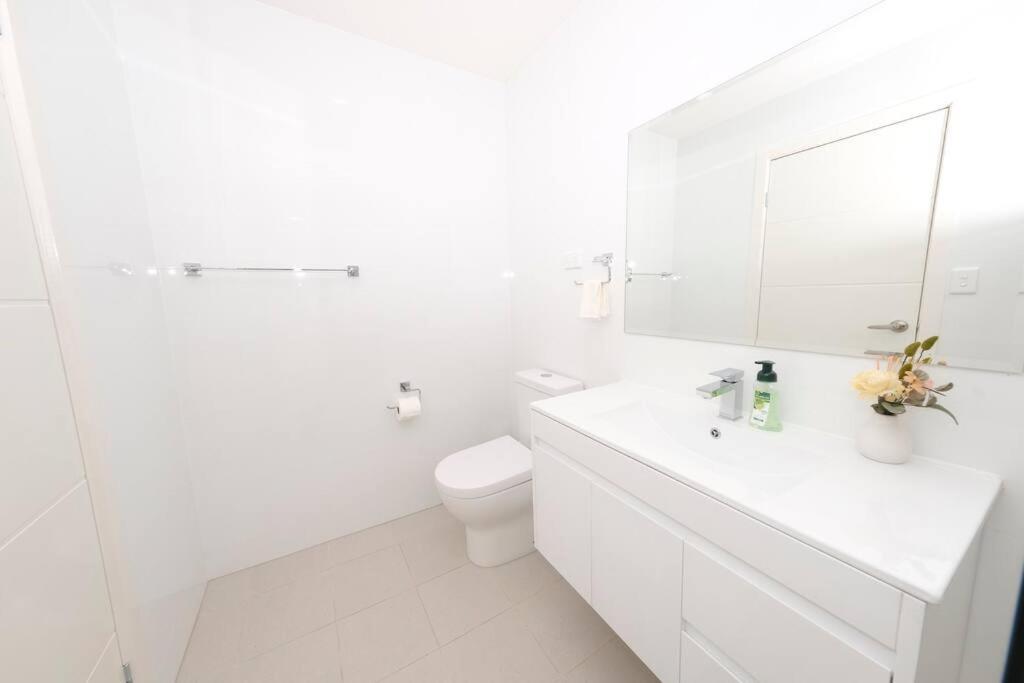 Spacious 4Bed House in Box Hill