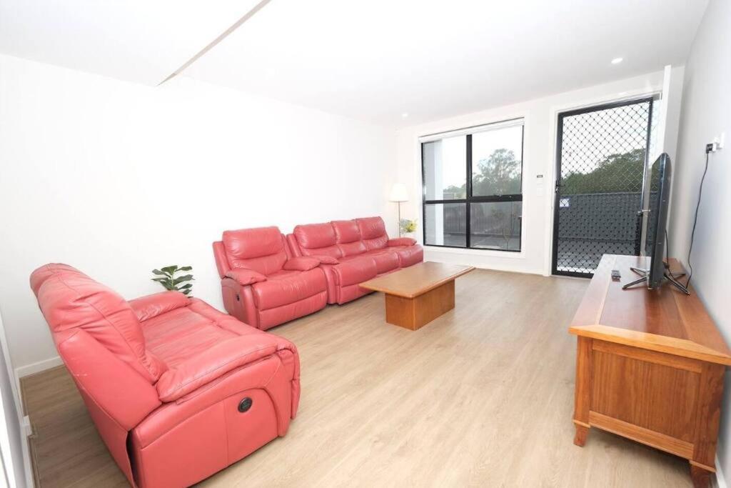 Spacious 4Bed House in Box Hill