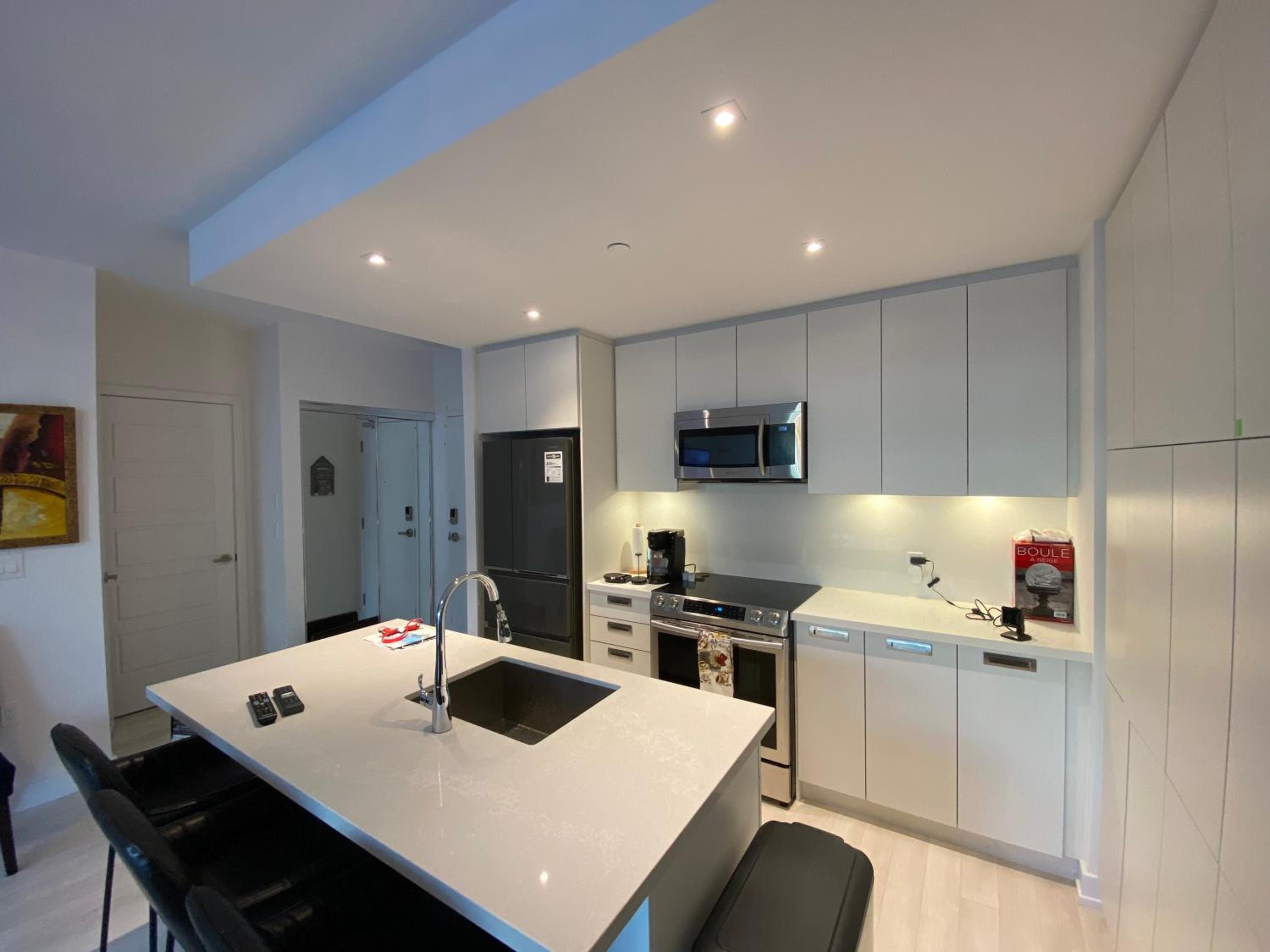 Beautiful Condo, 2 Bedrooms and a Den in Friday Harbour Resort!