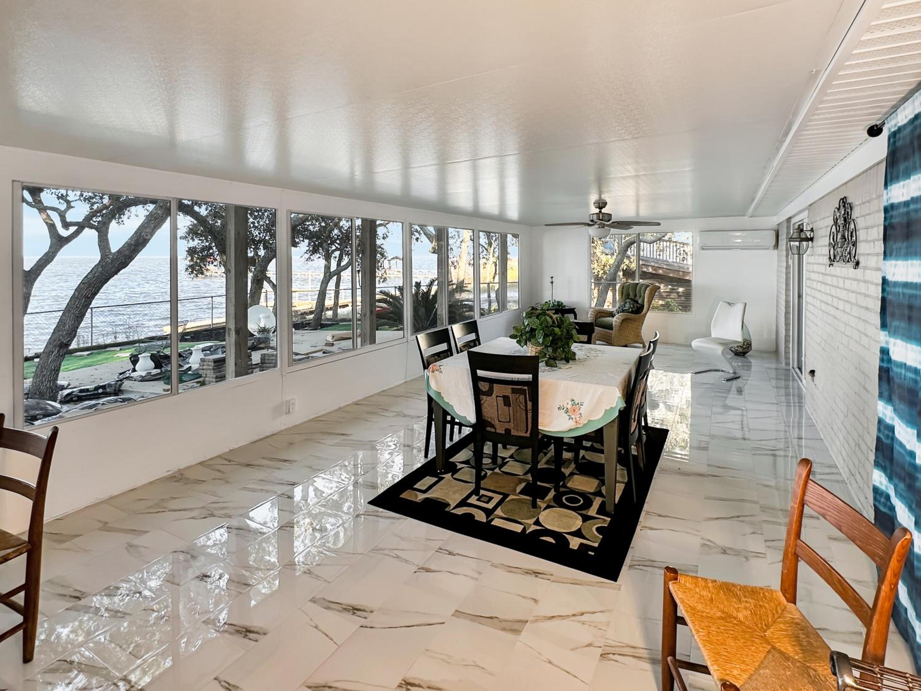 Hotel Baywatch Waterfront Paradise - Image 1