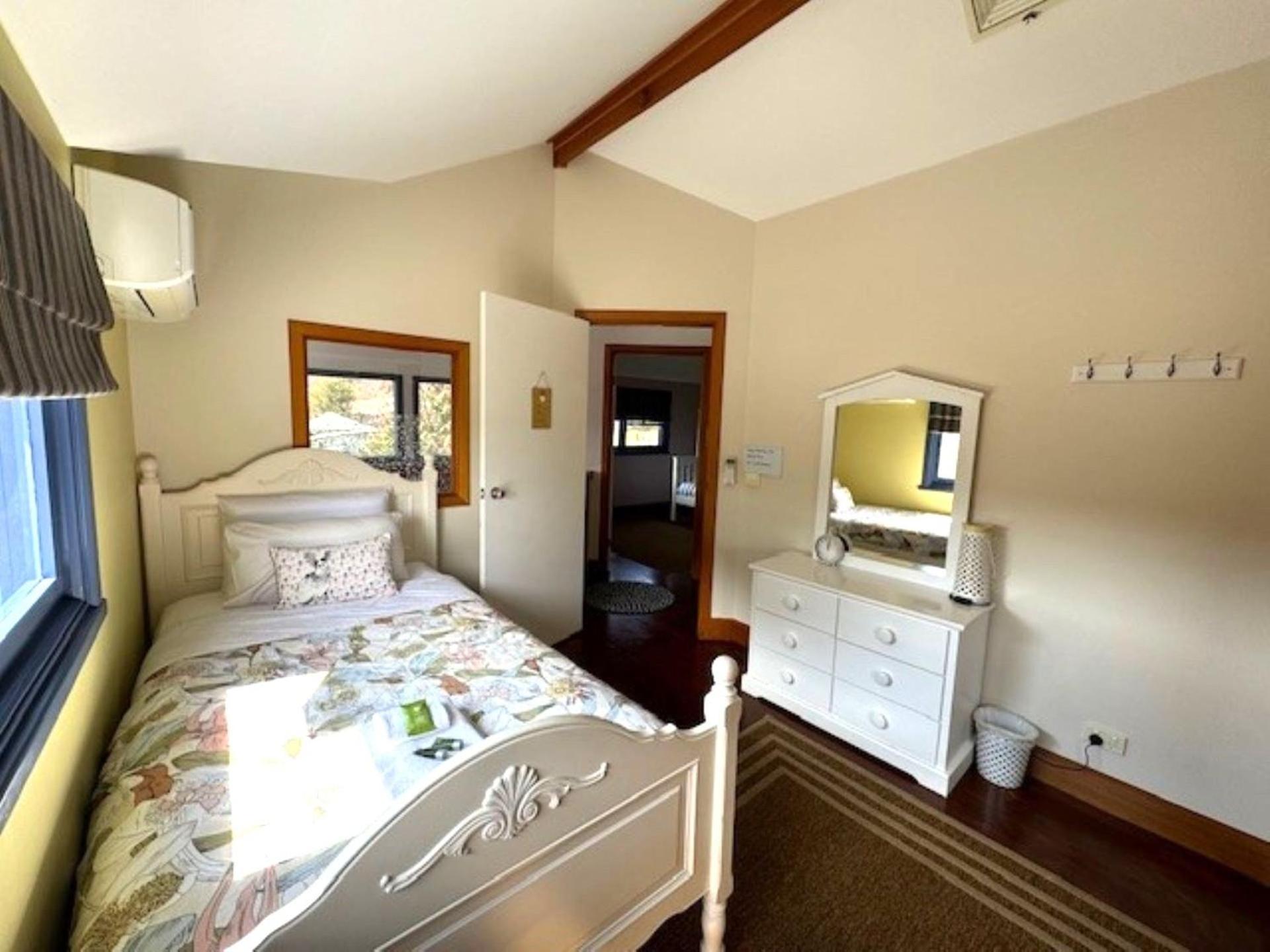 Artee House - A Bright Escape