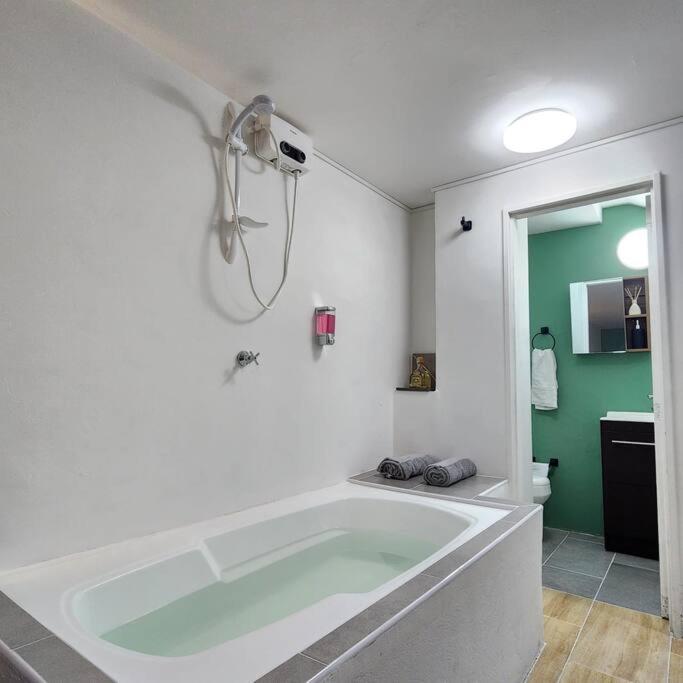 Loft with bathtub in Laureles
