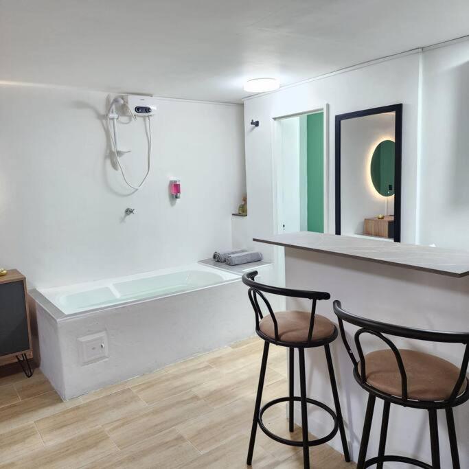 Loft with bathtub in Laureles