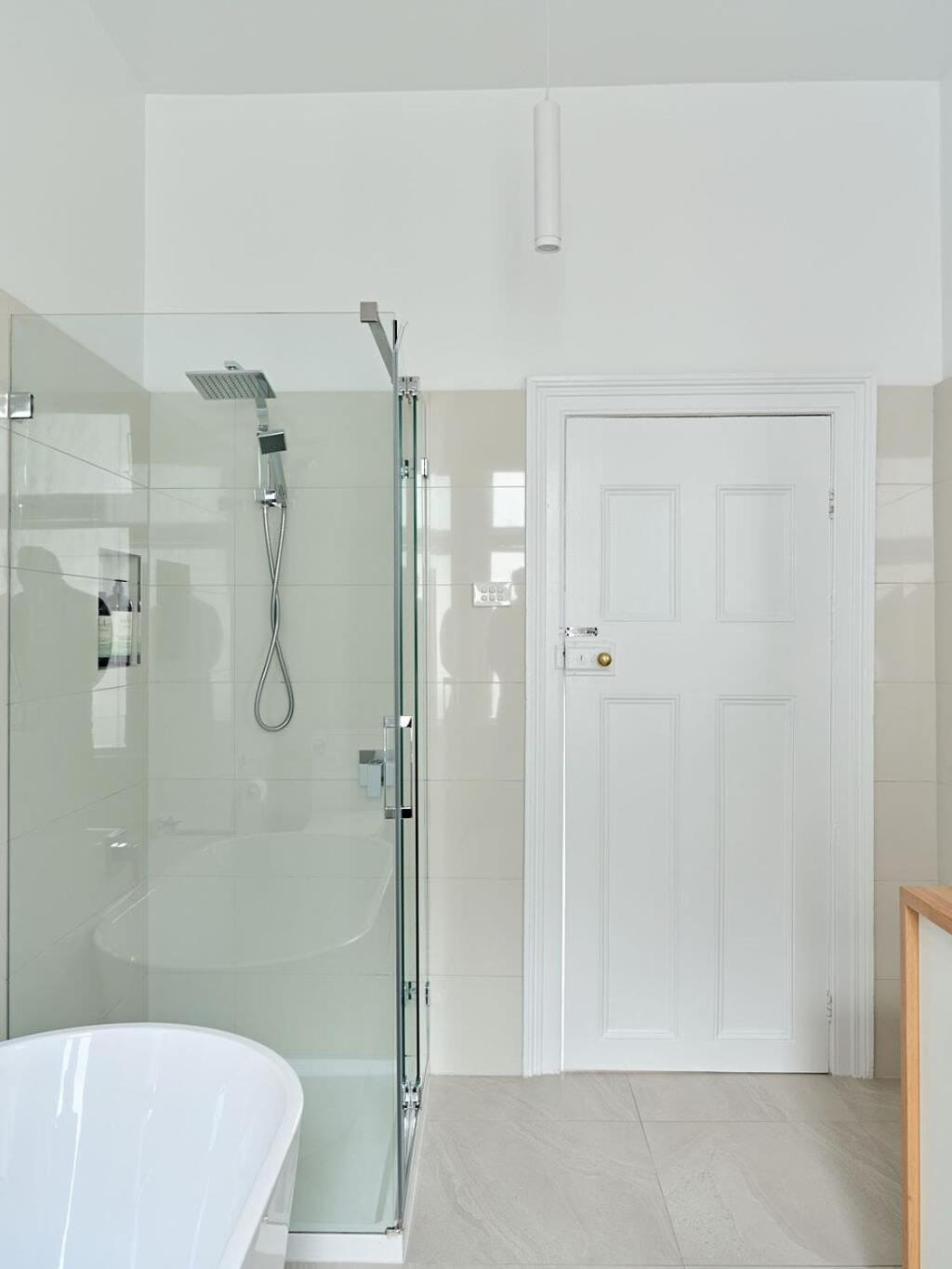 Sunny spacious three bedroom apartment with views