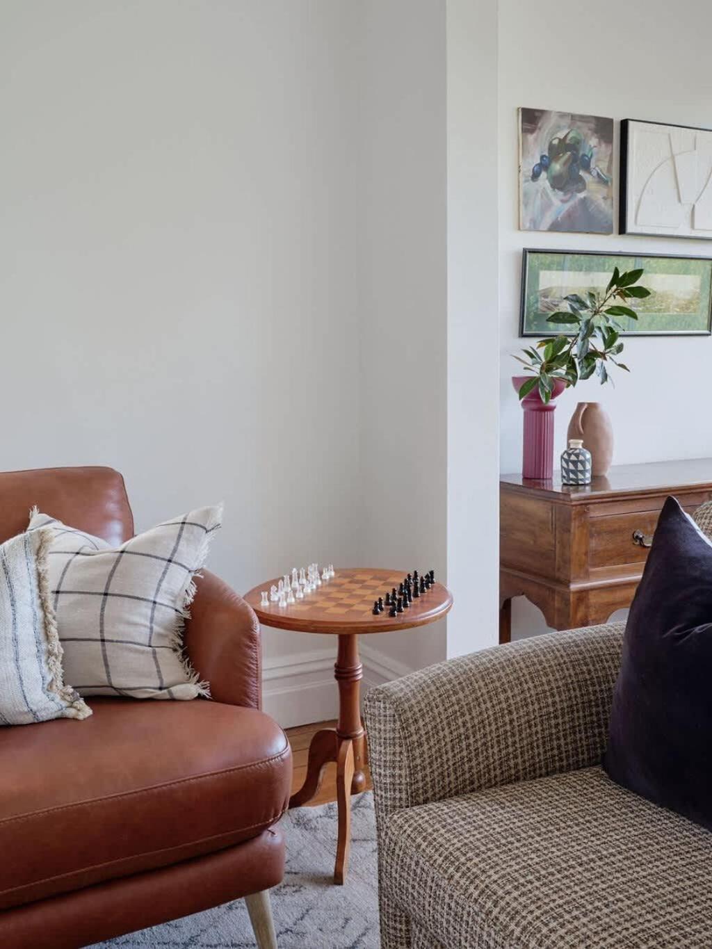 Sunny spacious three bedroom apartment with views