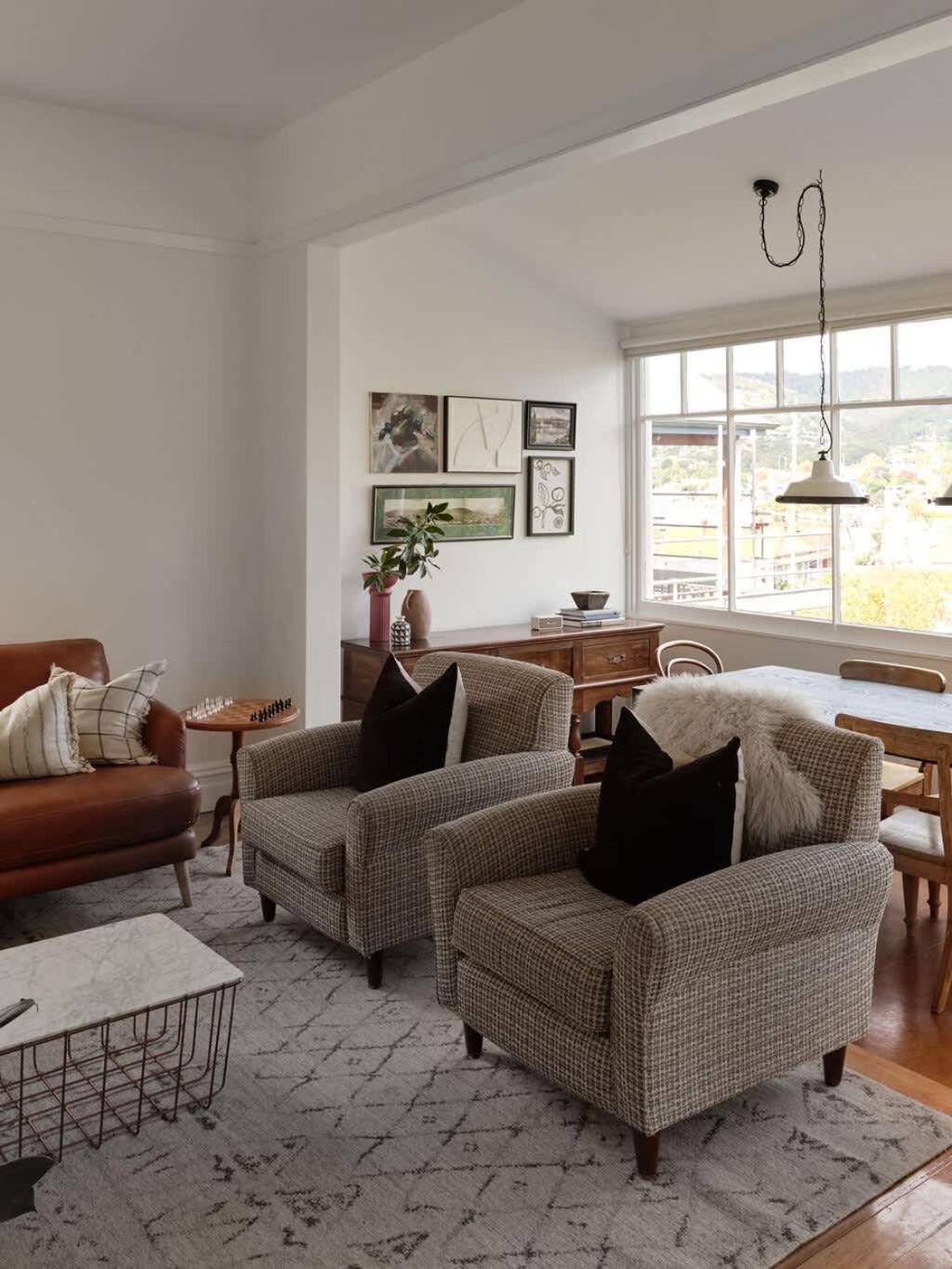 Sunny spacious three bedroom apartment with views